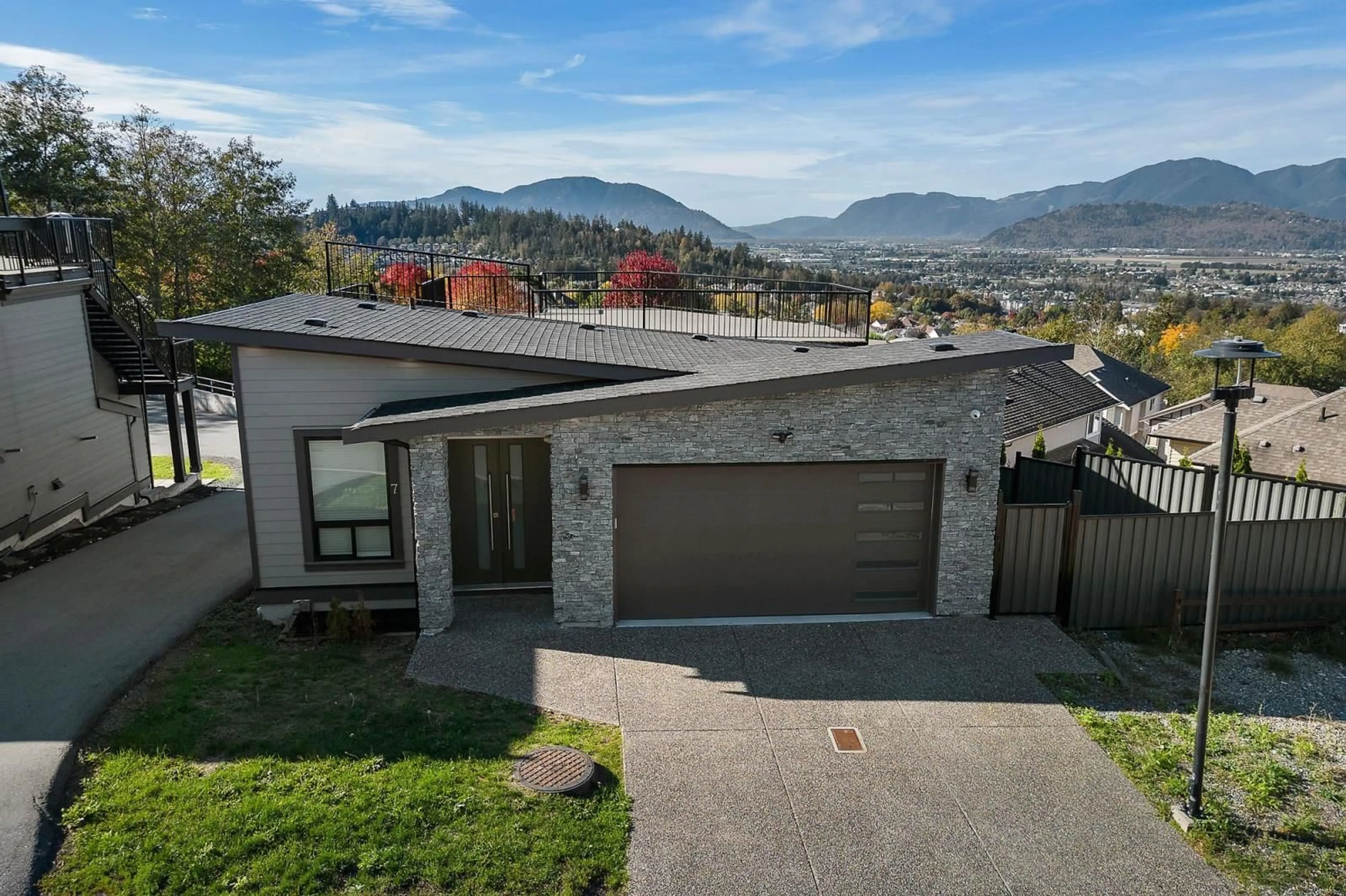 Frontside or backside of a home, the street view for 7 5248 GOLDSPRING PLACE, Chilliwack British Columbia V2R5S5