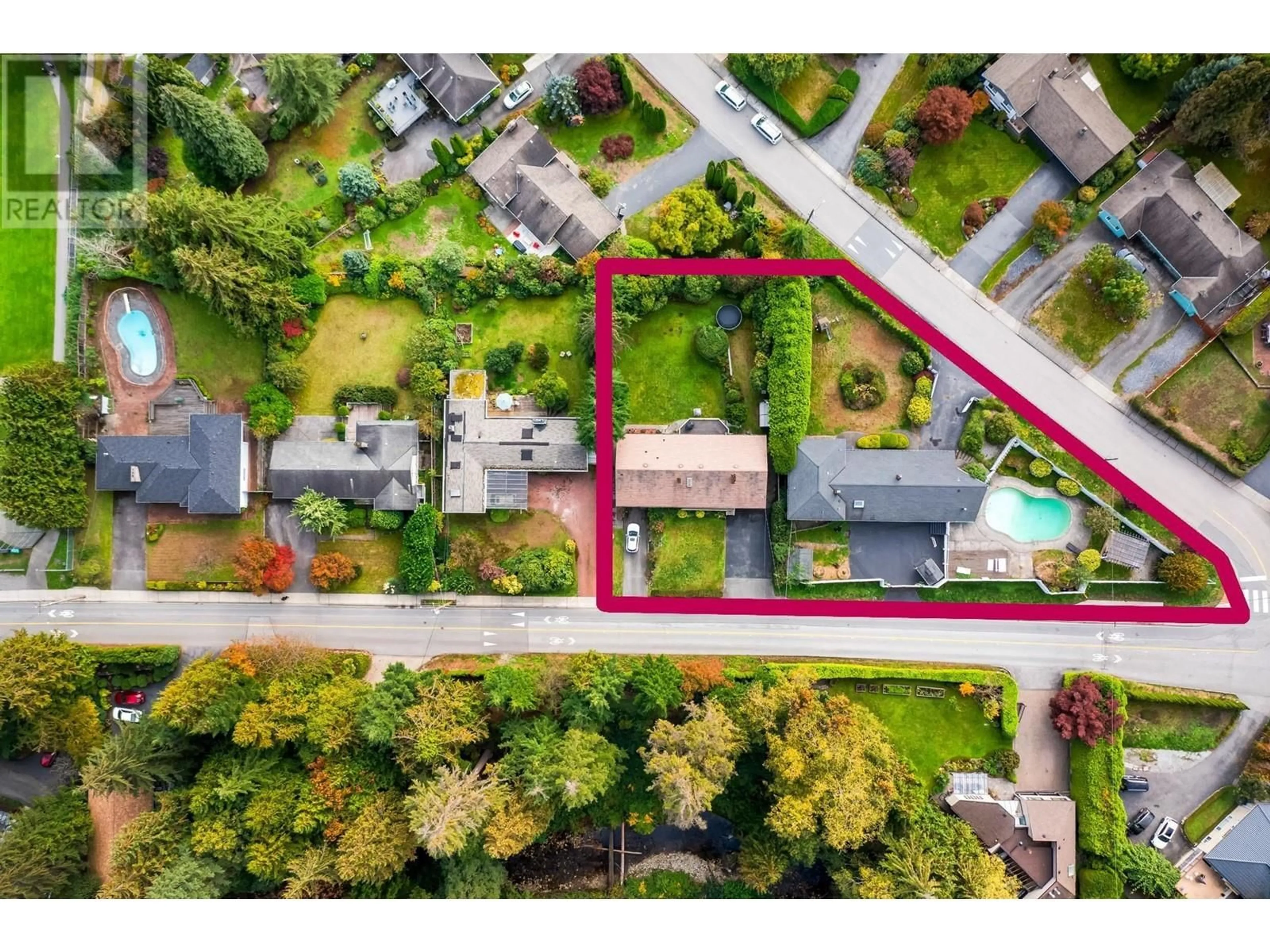 Frontside or backside of a home, the fenced backyard for 660 INGLEWOOD AVENUE, West Vancouver British Columbia V7T1X3