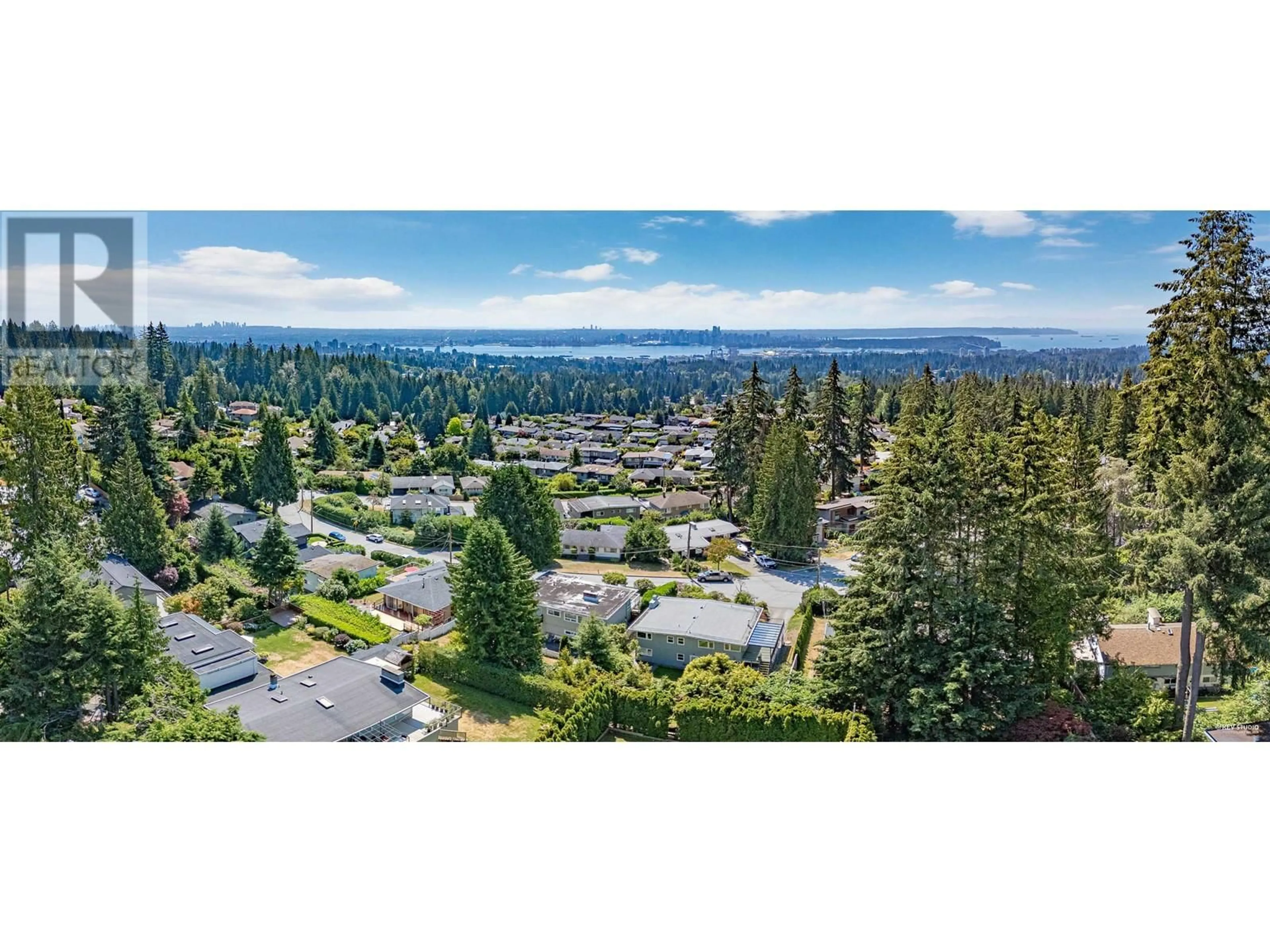 Frontside or backside of a home, the street view for 472 CRESTWOOD AVENUE, North Vancouver British Columbia V7N3C3