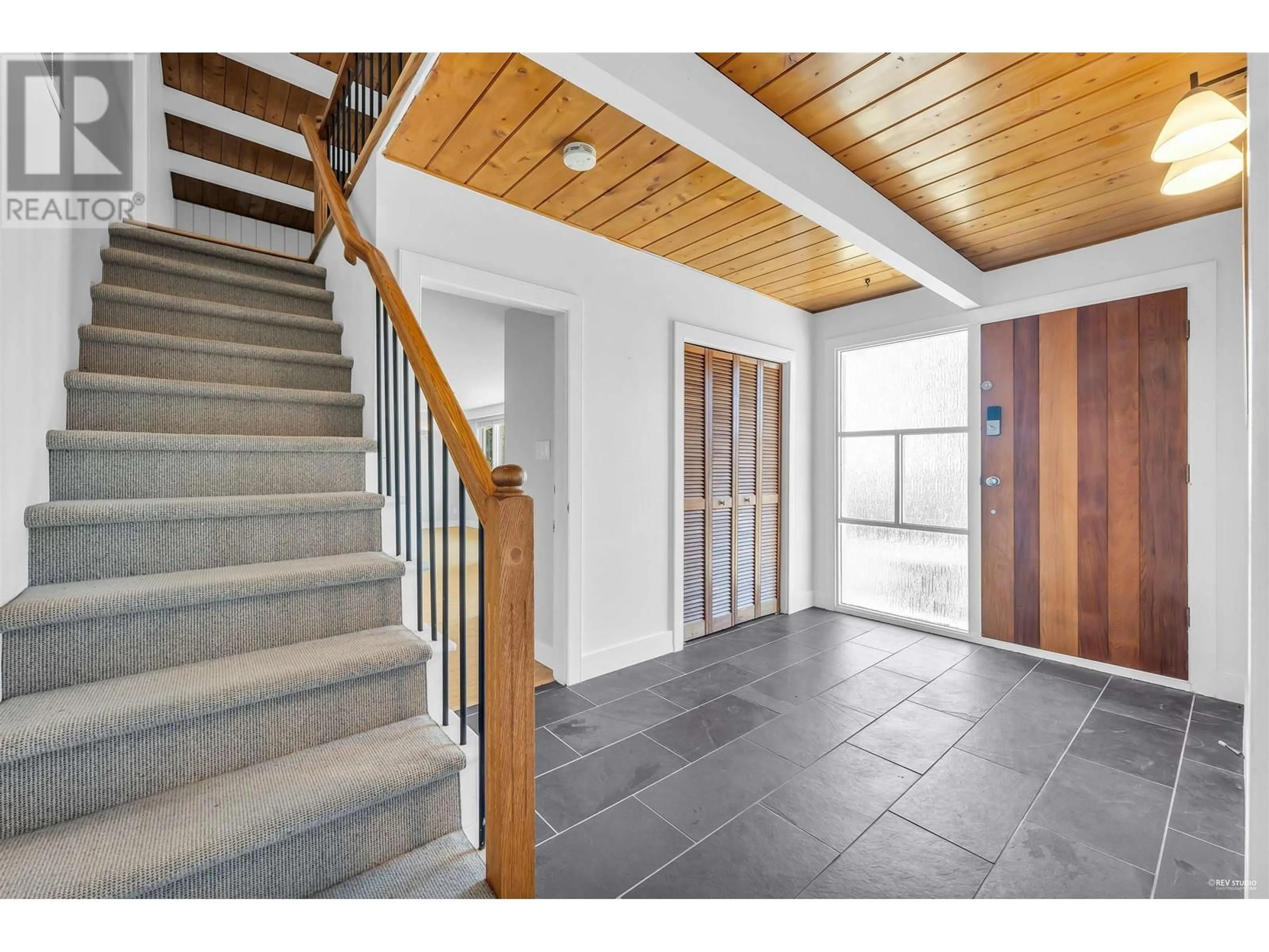 Indoor foyer, wood floors for 472 CRESTWOOD AVENUE, North Vancouver British Columbia V7N3C3