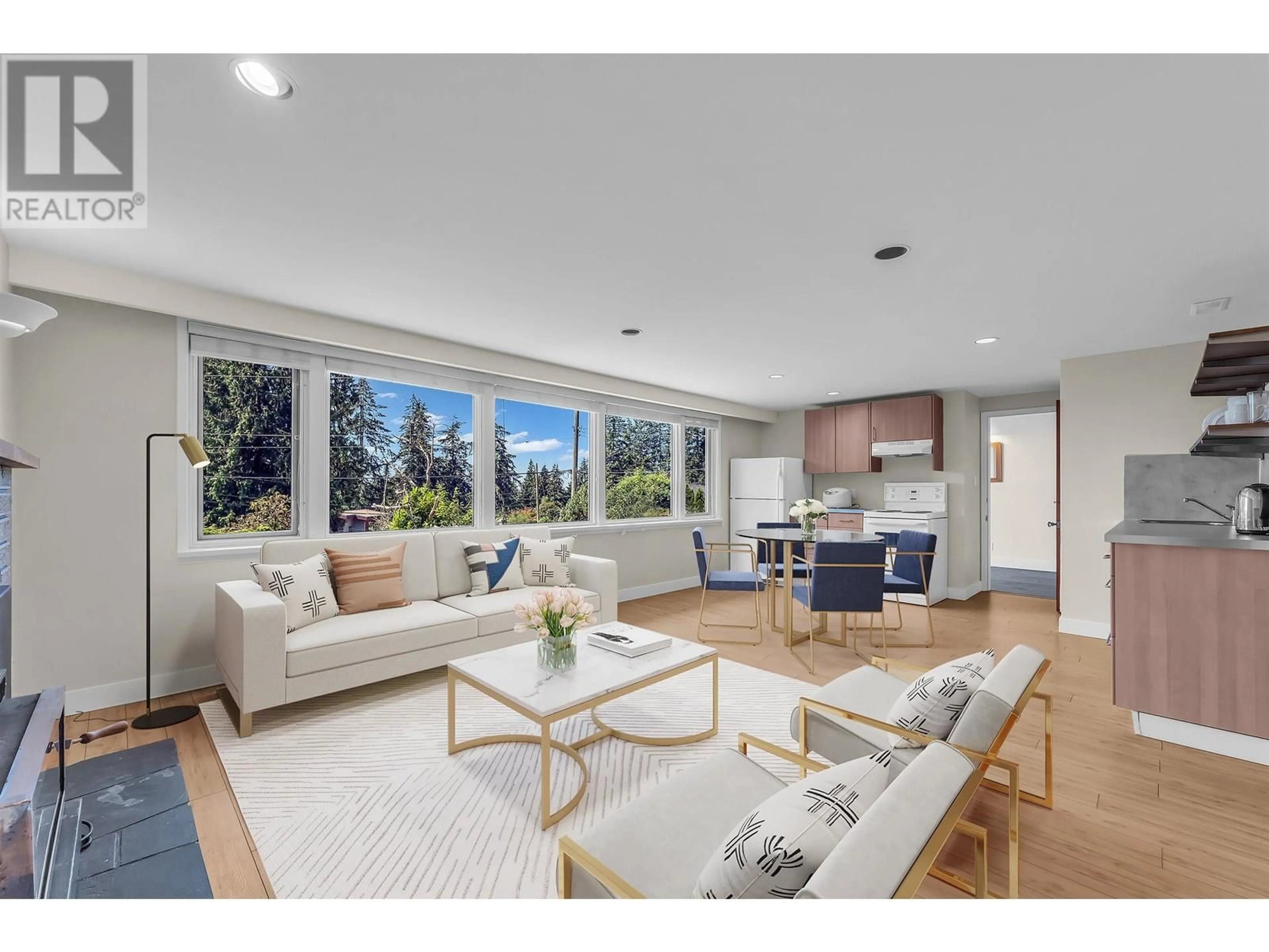 Living room, wood floors for 472 CRESTWOOD AVENUE, North Vancouver British Columbia V7N3C3