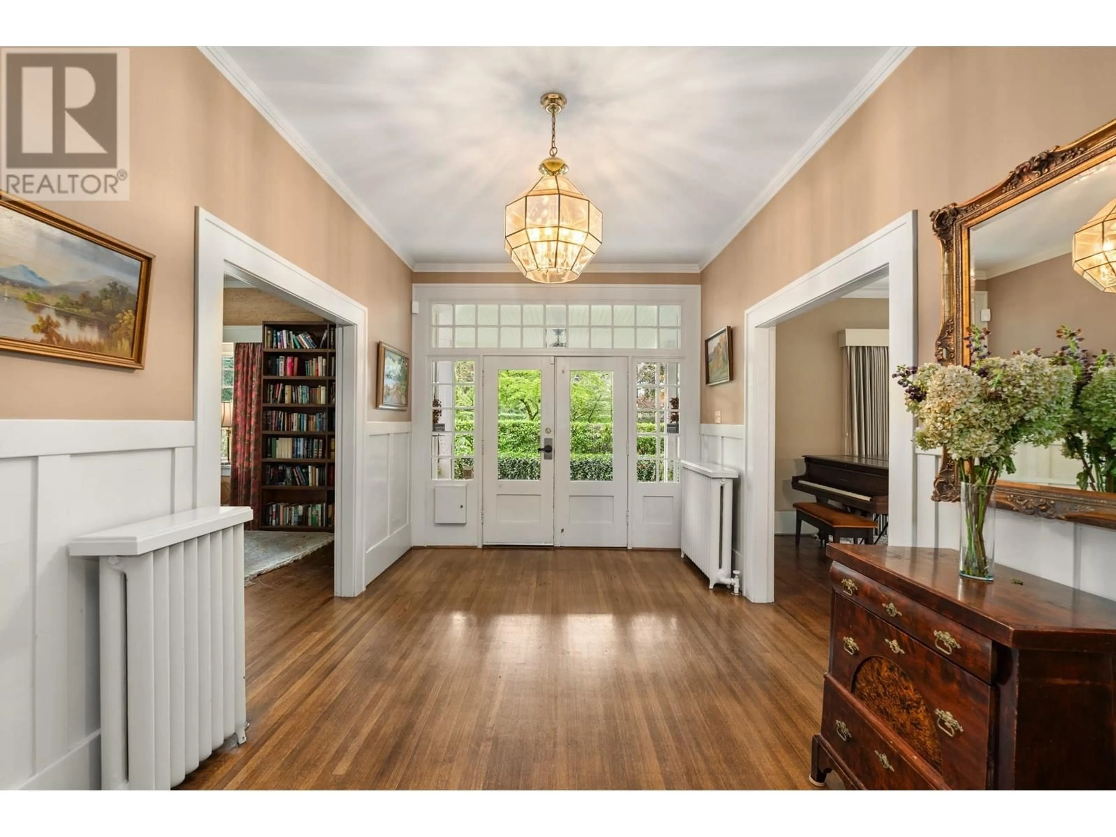 Indoor entryway, wood floors for 1837 MATTHEWS AVENUE, Vancouver British Columbia V6J2T4