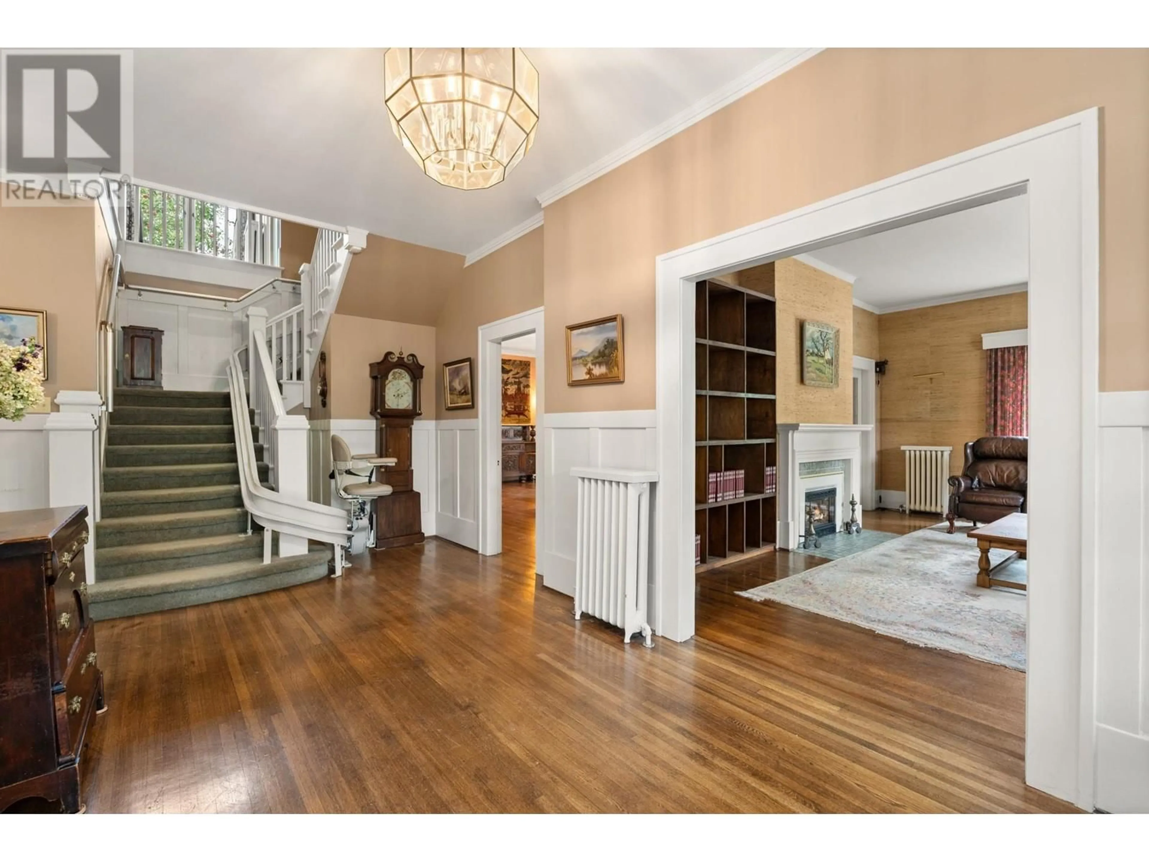 Indoor foyer, wood floors for 1837 MATTHEWS AVENUE, Vancouver British Columbia V6J2T4