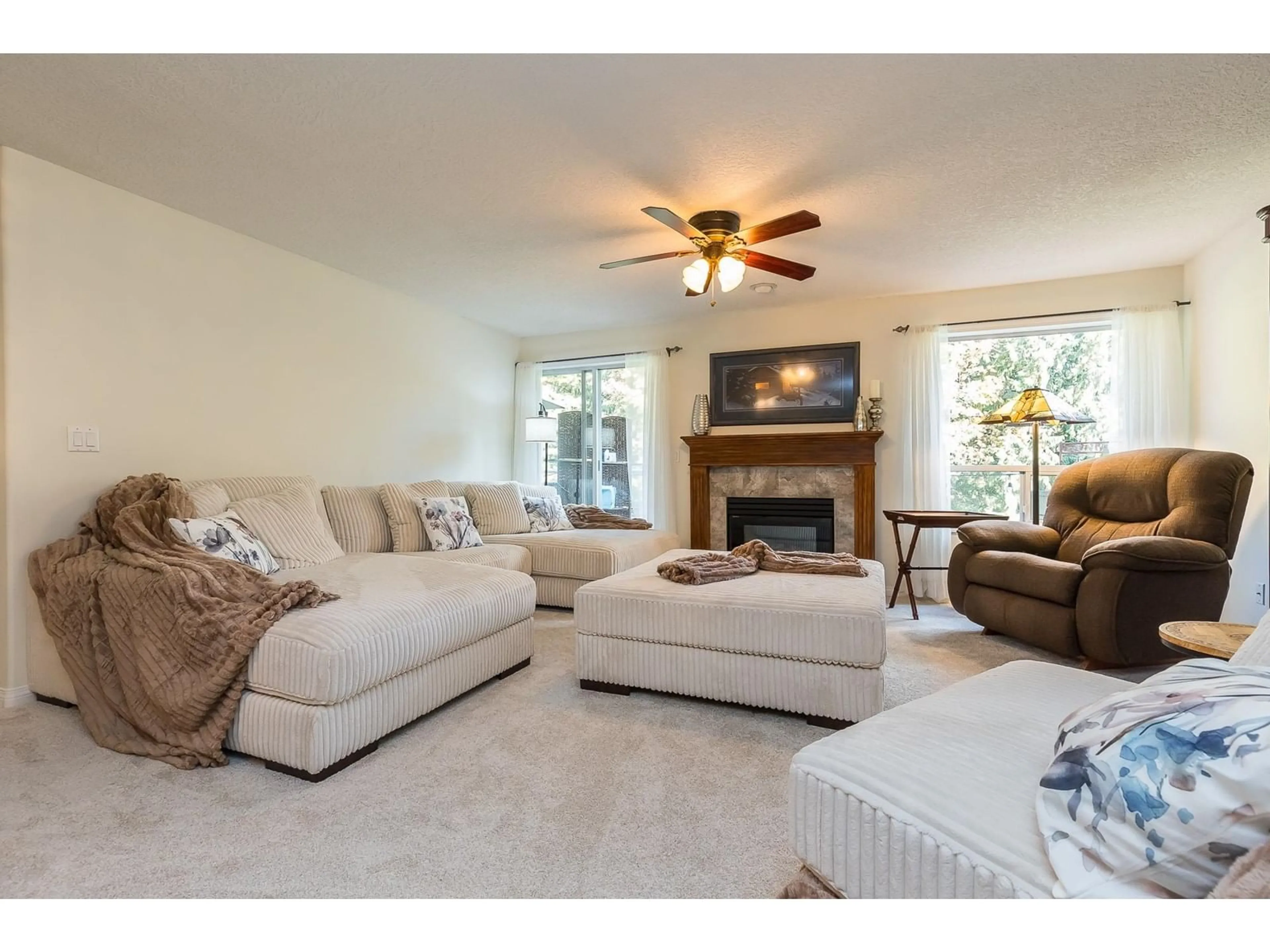 Living room, carpet floors for 109 4001 OLD CLAYBURN ROAD, Abbotsford British Columbia V3G1C5