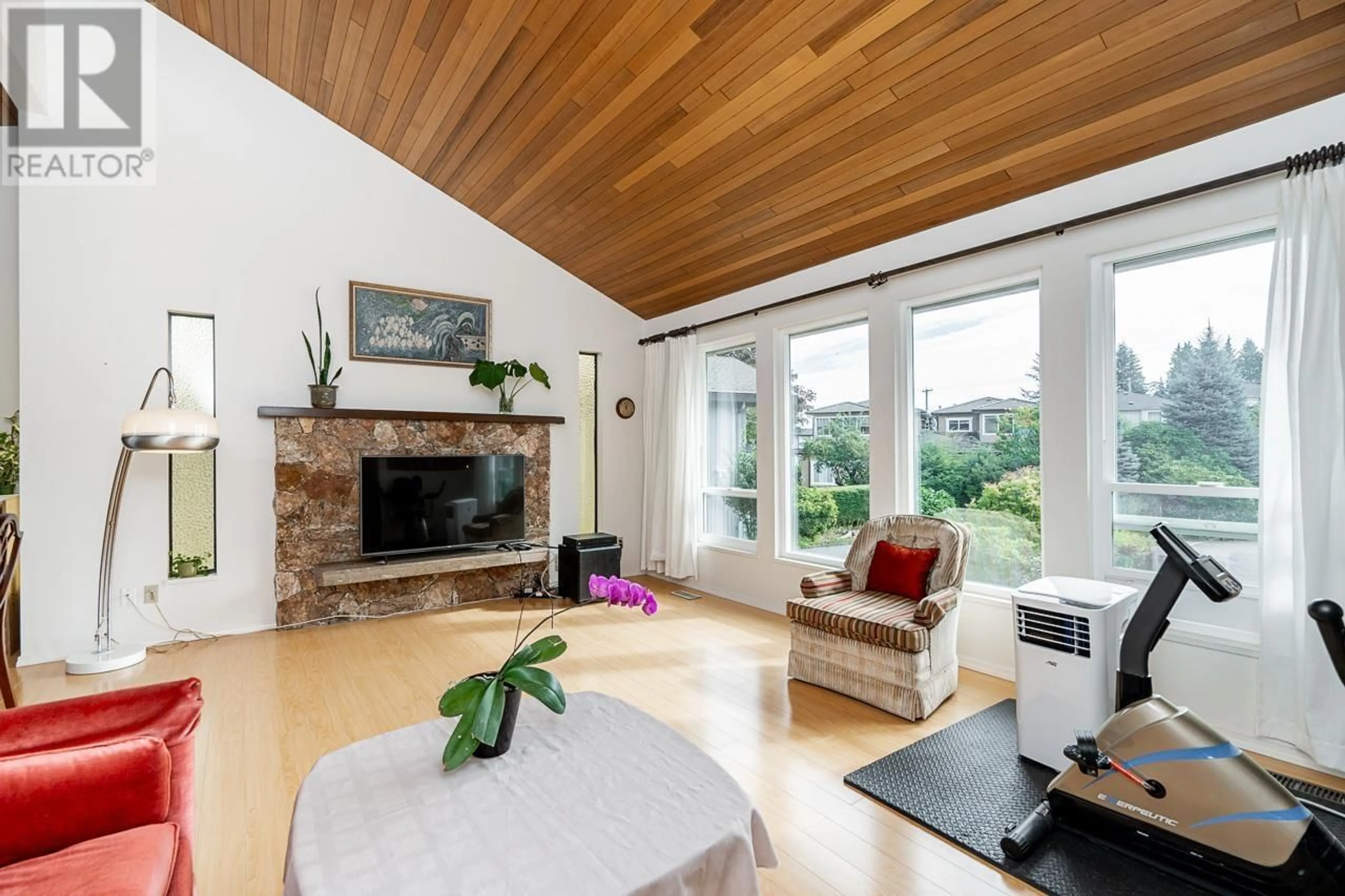 Living room, wood floors for 6135 ASHWORTH AVENUE, Burnaby British Columbia V5E3T8