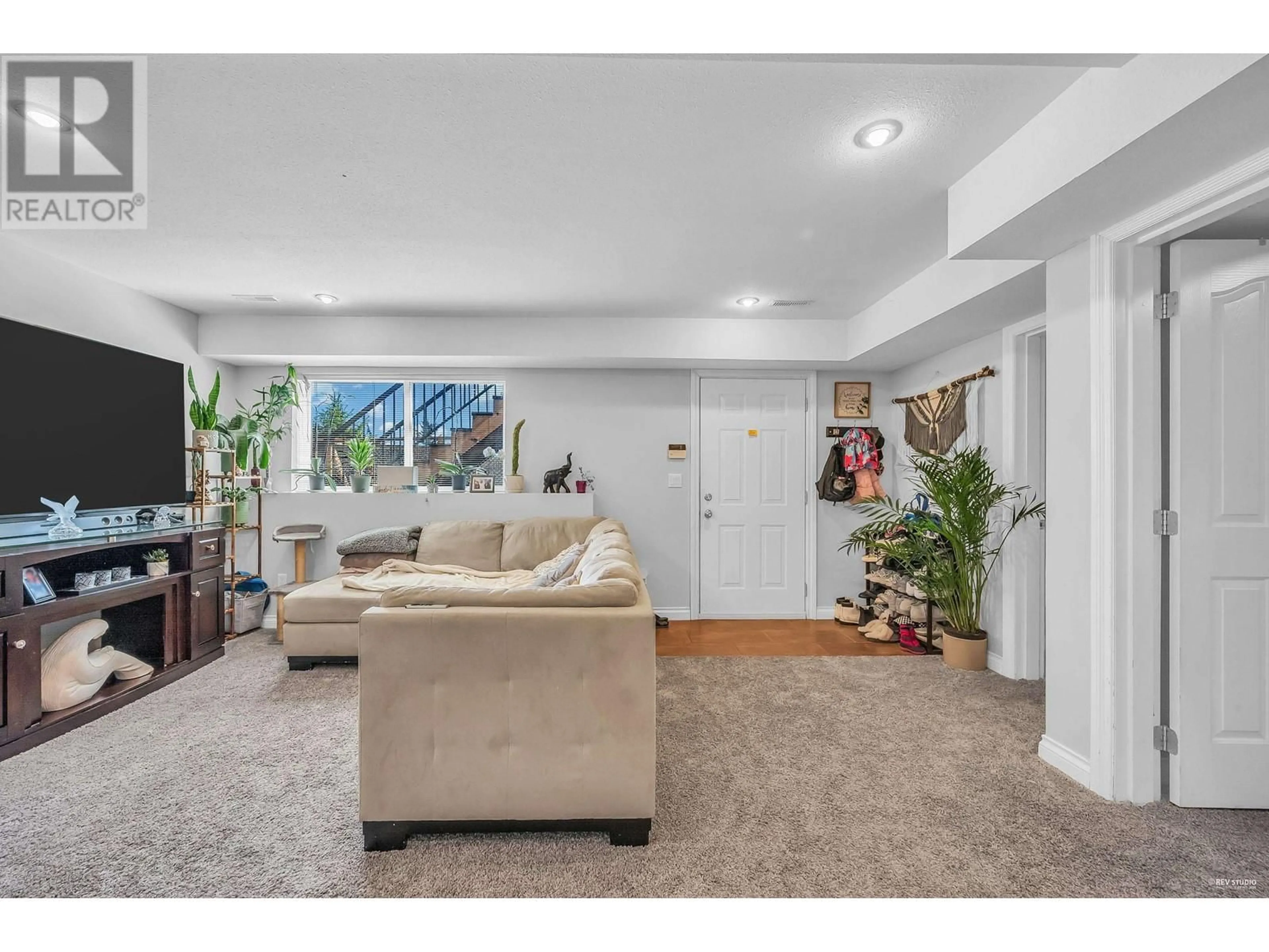 Living room, carpet floors for 23562 112 B AVENUE, Maple Ridge British Columbia V2W1W7