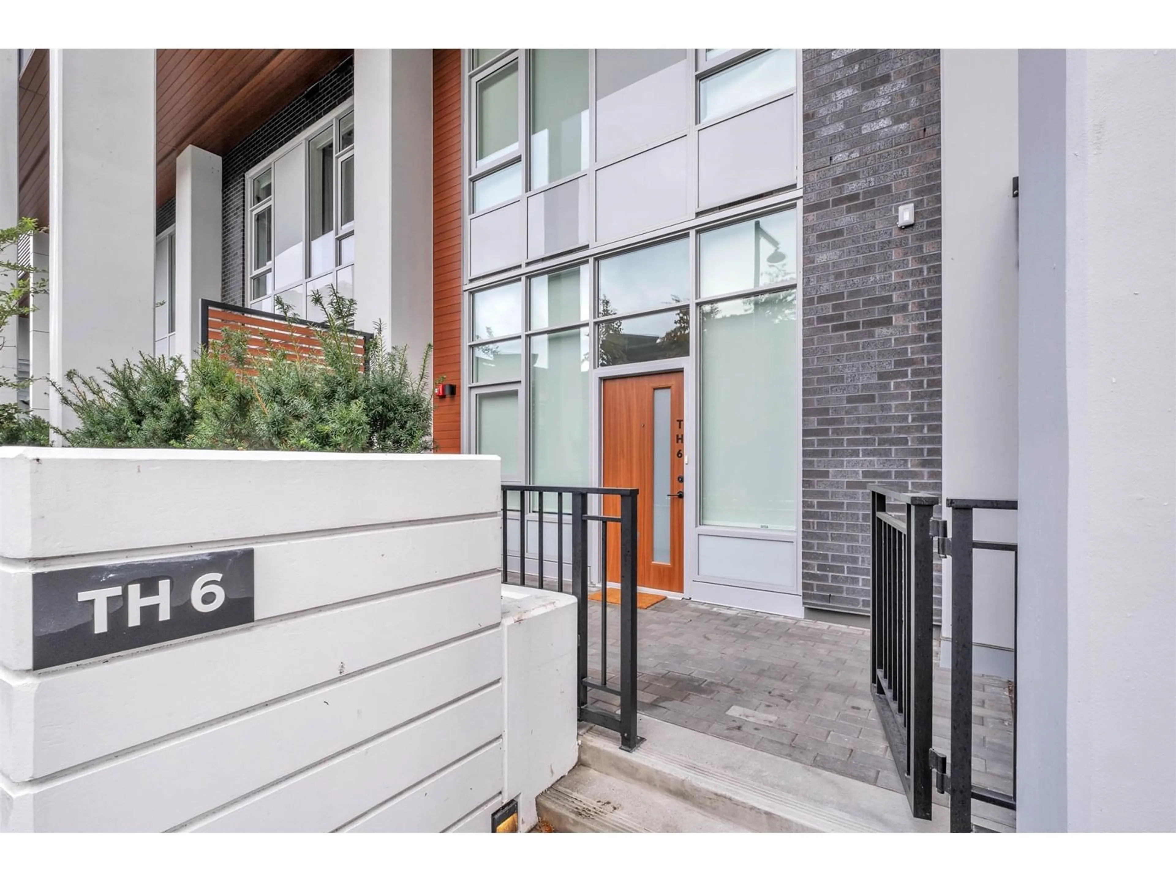 Indoor entryway for TH6 10448 UNIVERSITY DRIVE, Surrey British Columbia V3T0S7