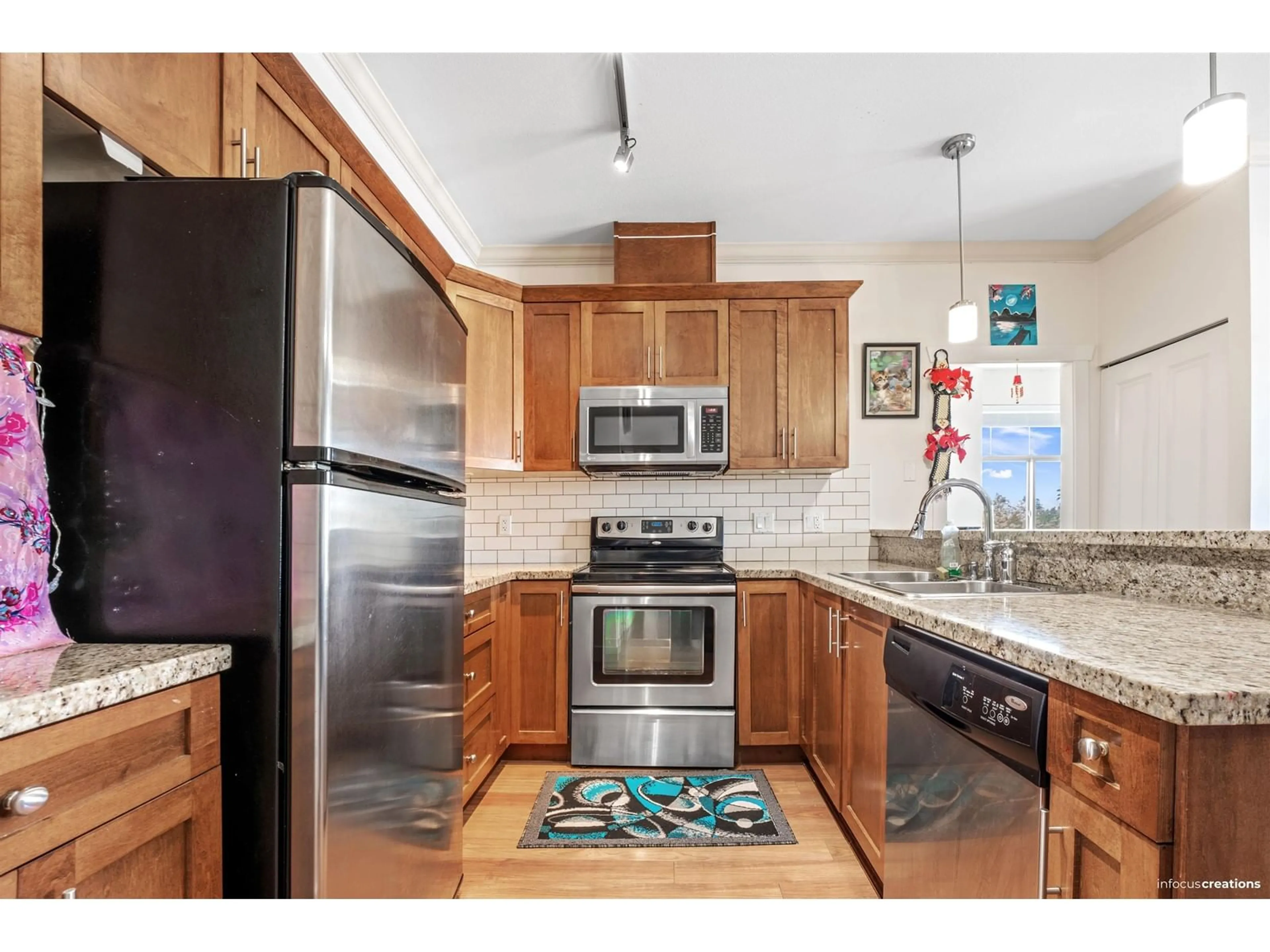 Standard kitchen, wood floors for 412 8168 120 A STREET, Surrey British Columbia V3W3P3