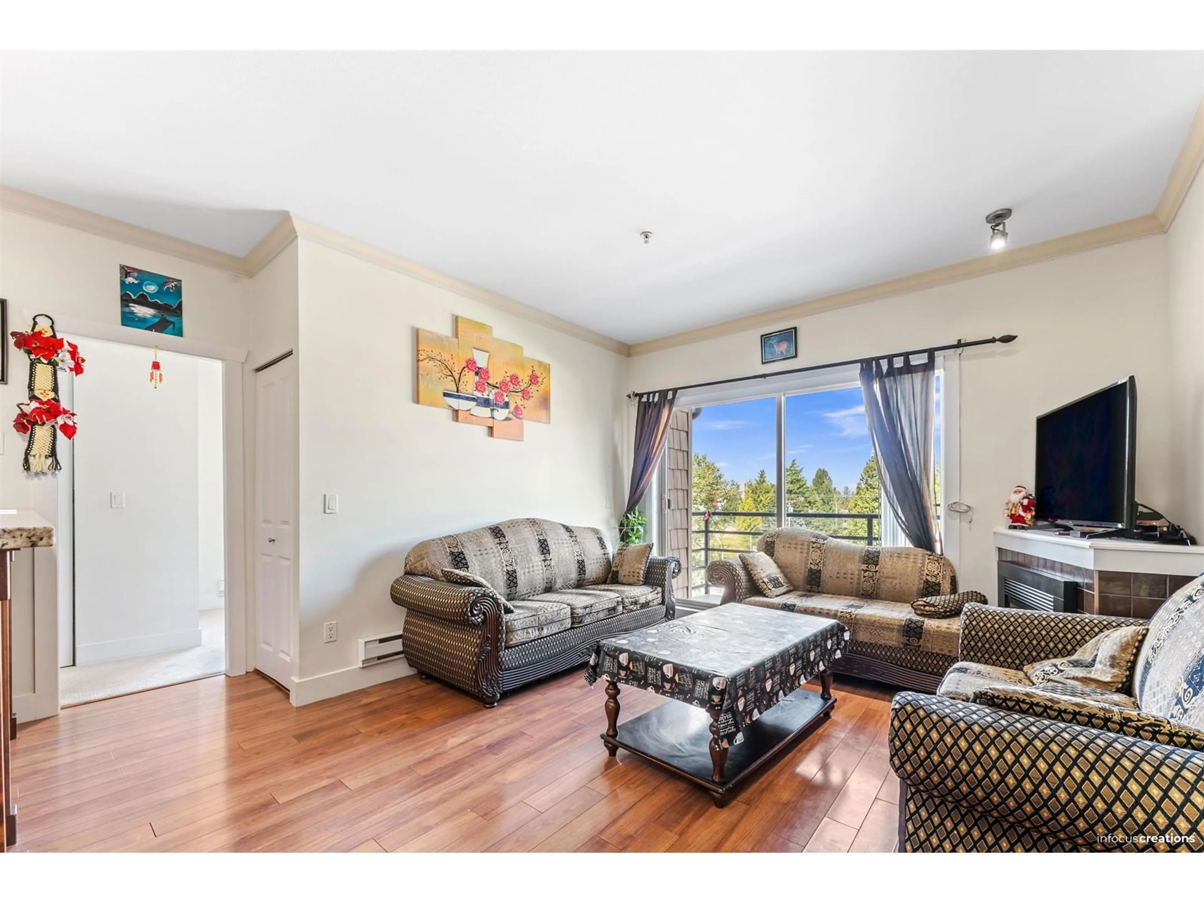 Living room, wood floors for 412 8168 120 A STREET, Surrey British Columbia V3W3P3