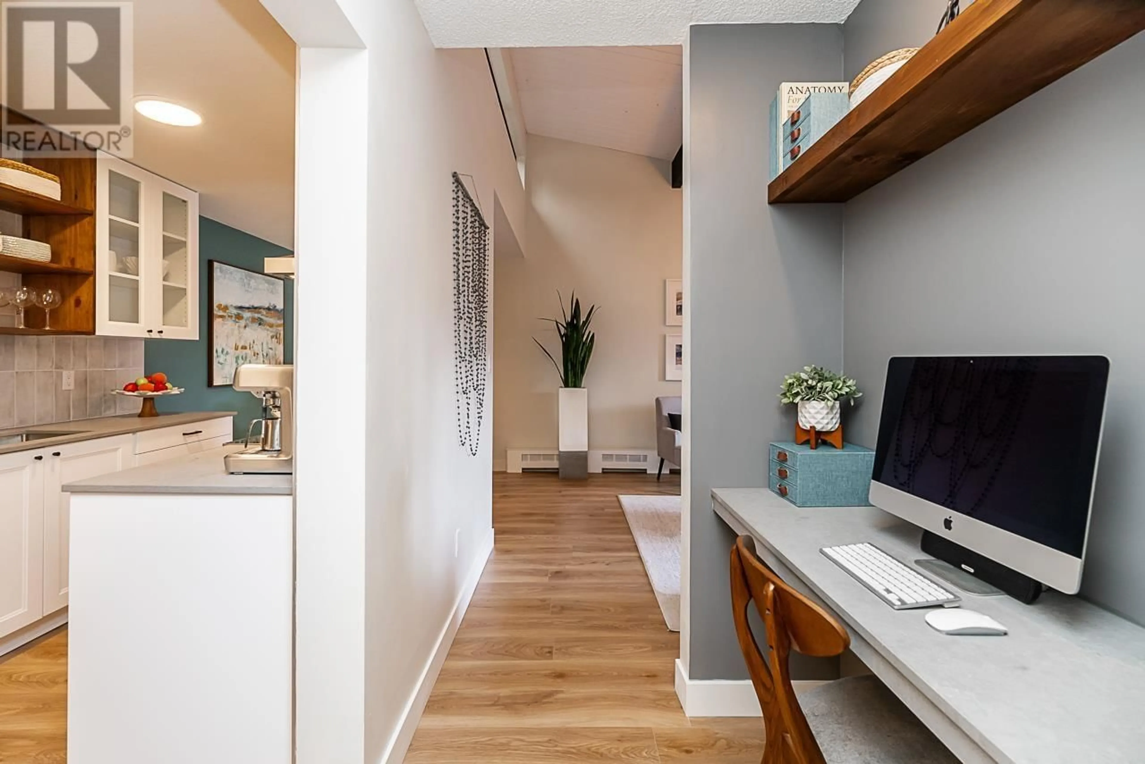 Indoor entryway, wood floors for 334 9101 HORNE STREET, Burnaby British Columbia V3N4M3