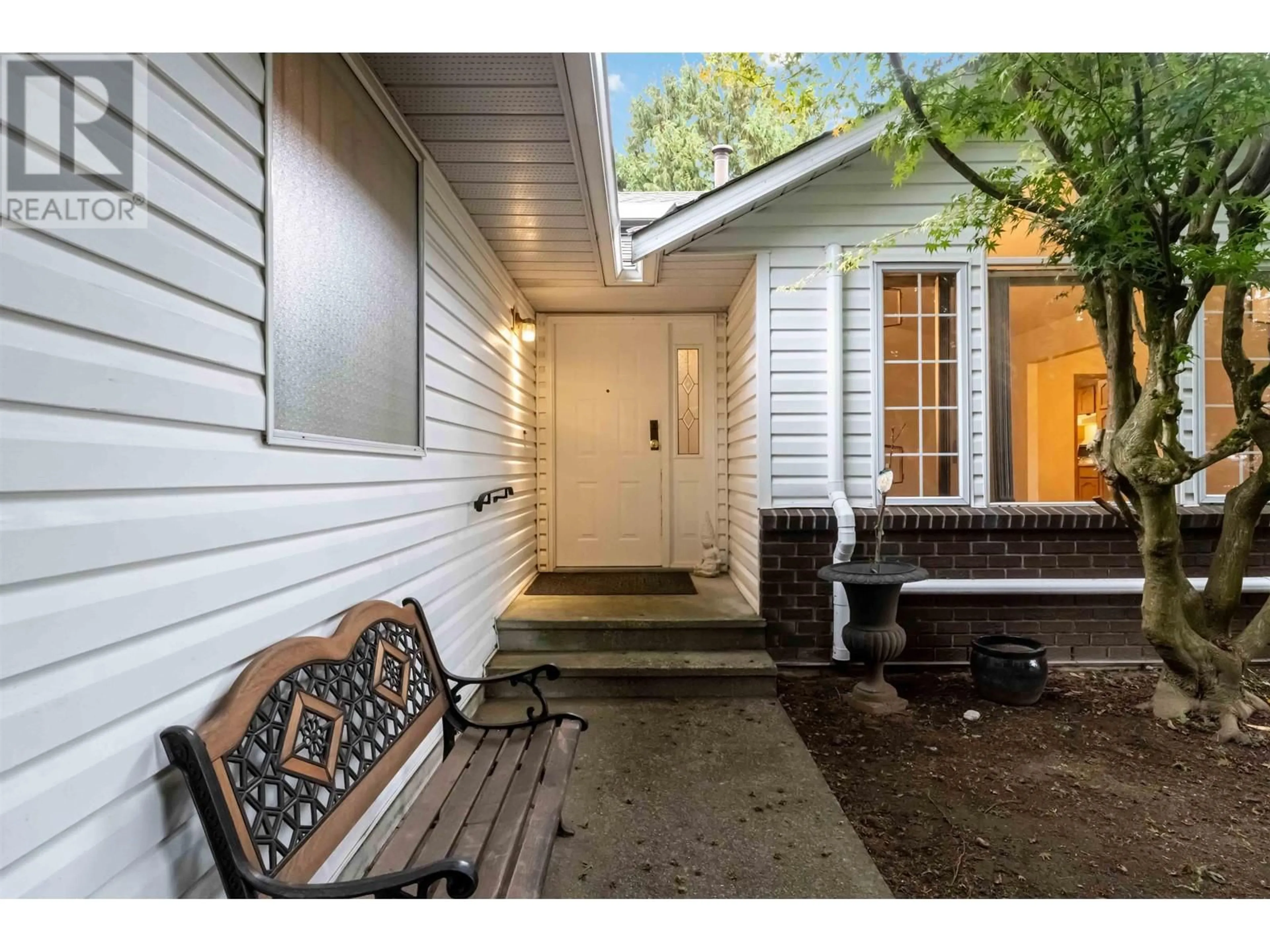 Indoor entryway, wood floors for 18879 FORD ROAD, Pitt Meadows British Columbia V3Y2K5