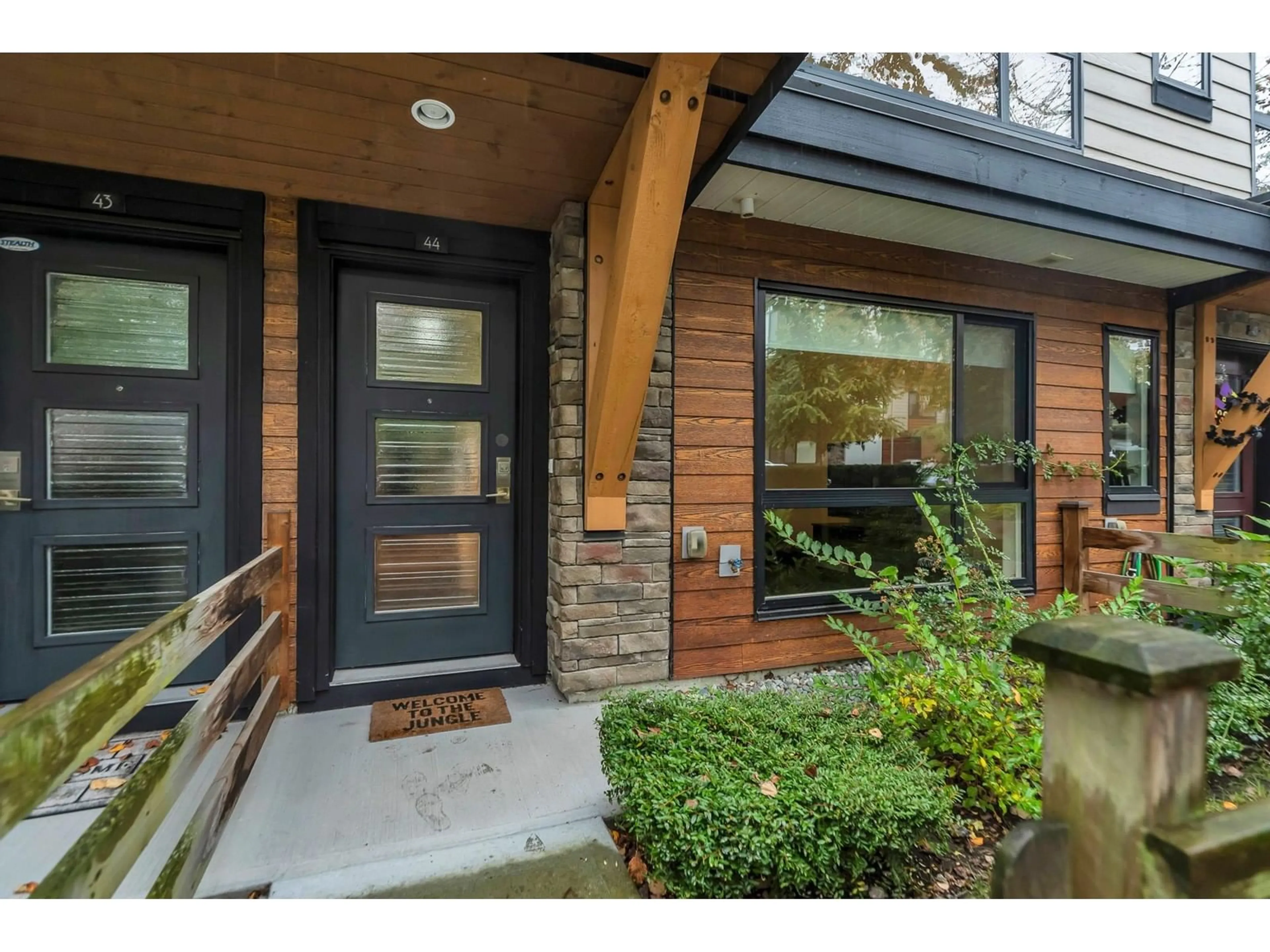 Indoor entryway, wood floors for 44 16488 64 AVENUE, Surrey British Columbia V3S6X6