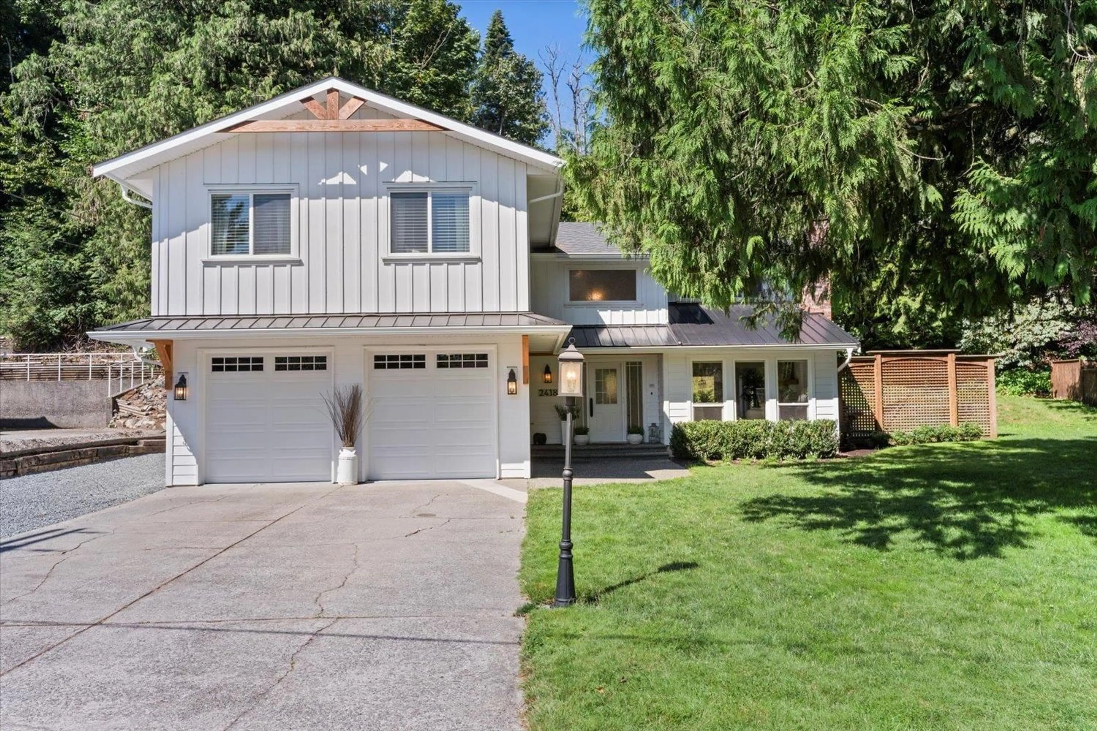 Frontside or backside of a home, the street view for 2418 SUNRISE PARK DRIVE, Abbotsford British Columbia V3G1C6