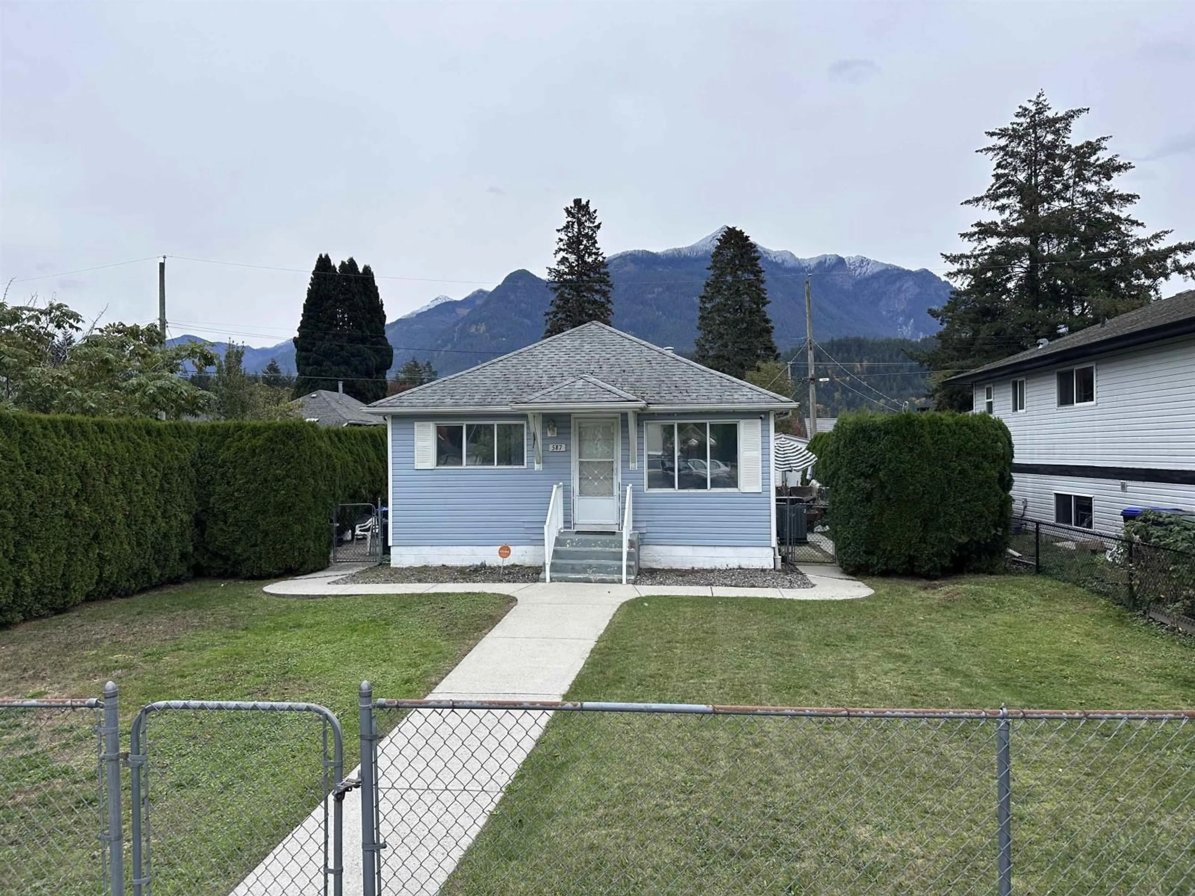 Frontside or backside of a home, cottage for 587 HEMLOCK AVENUE, Hope British Columbia V0X1L0