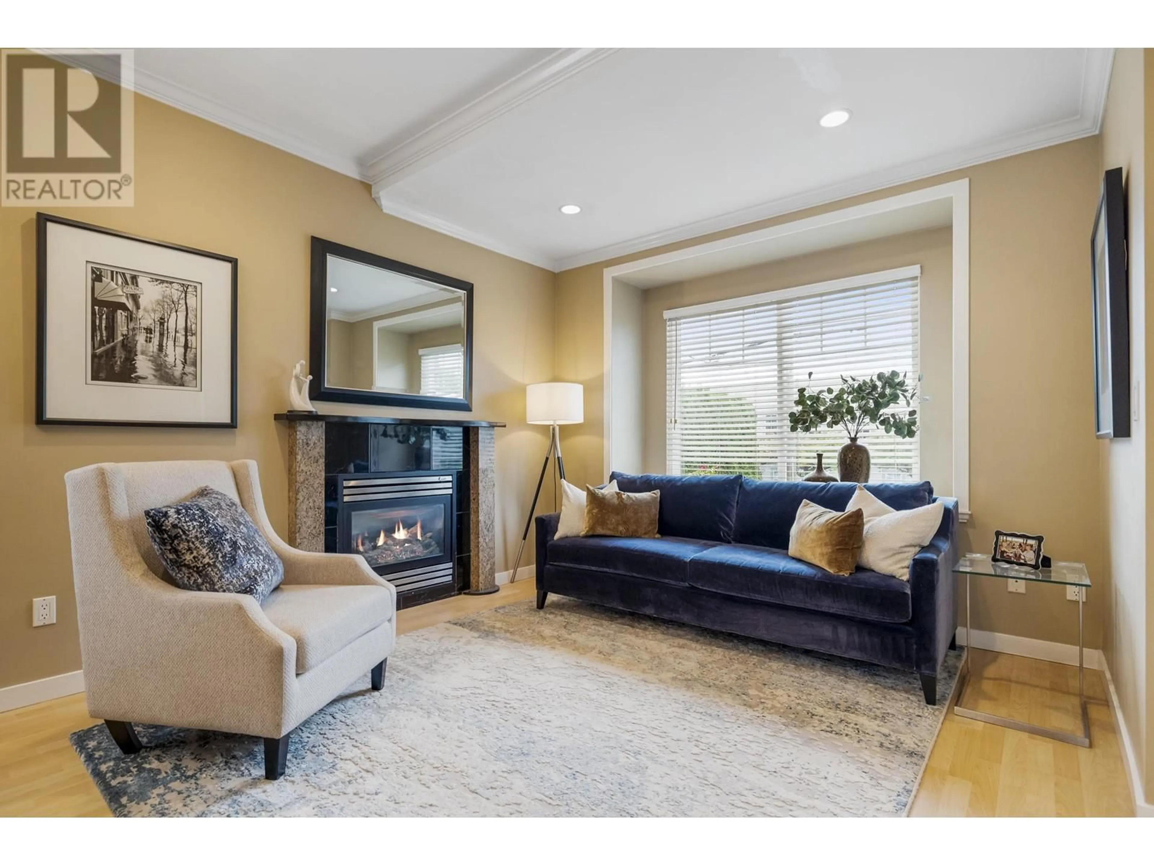 Living room, carpet floors for 905 RODERICK AVENUE, Coquitlam British Columbia V3K1P9