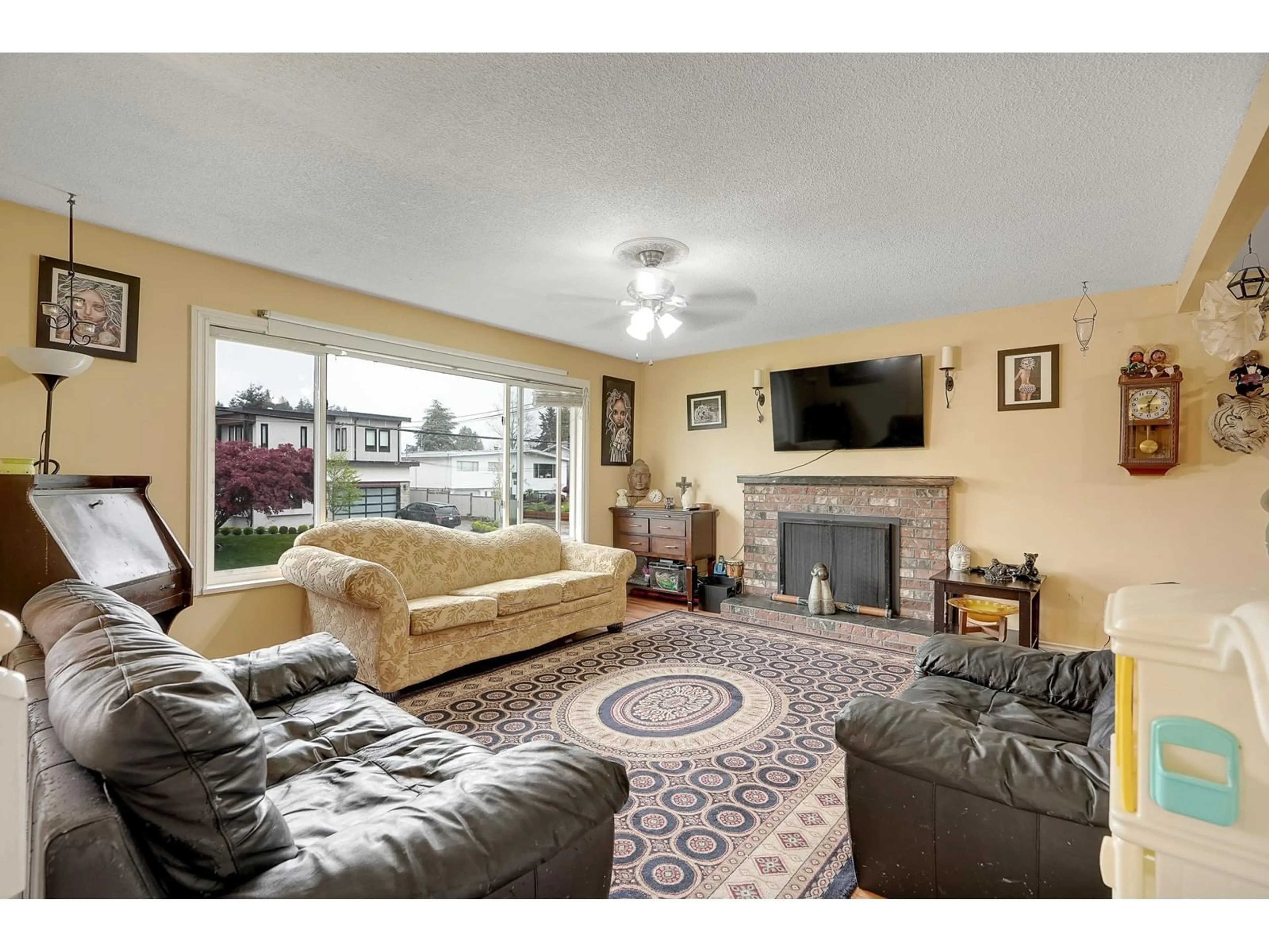 Living room, carpet floors for 11532 85 AVENUE, Delta British Columbia V4C2T7