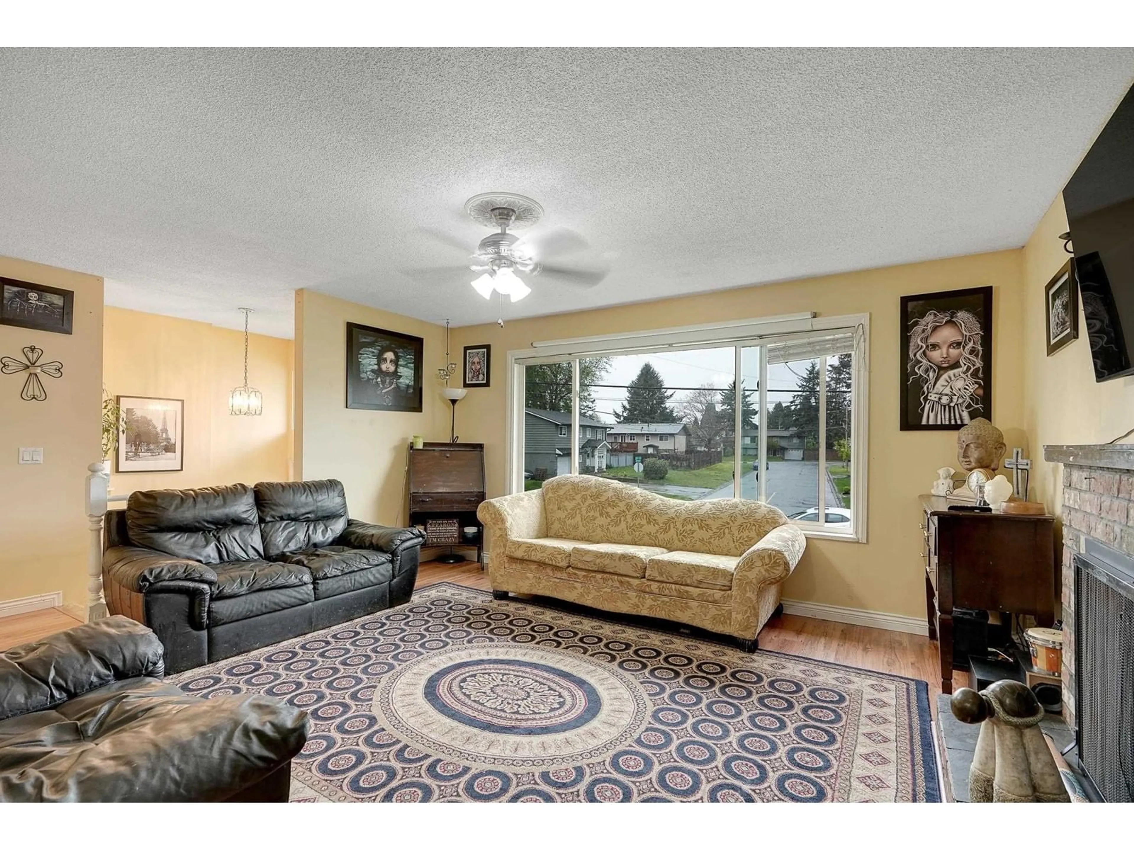 Living room, carpet floors for 11532 85 AVENUE, Delta British Columbia V4C2T7