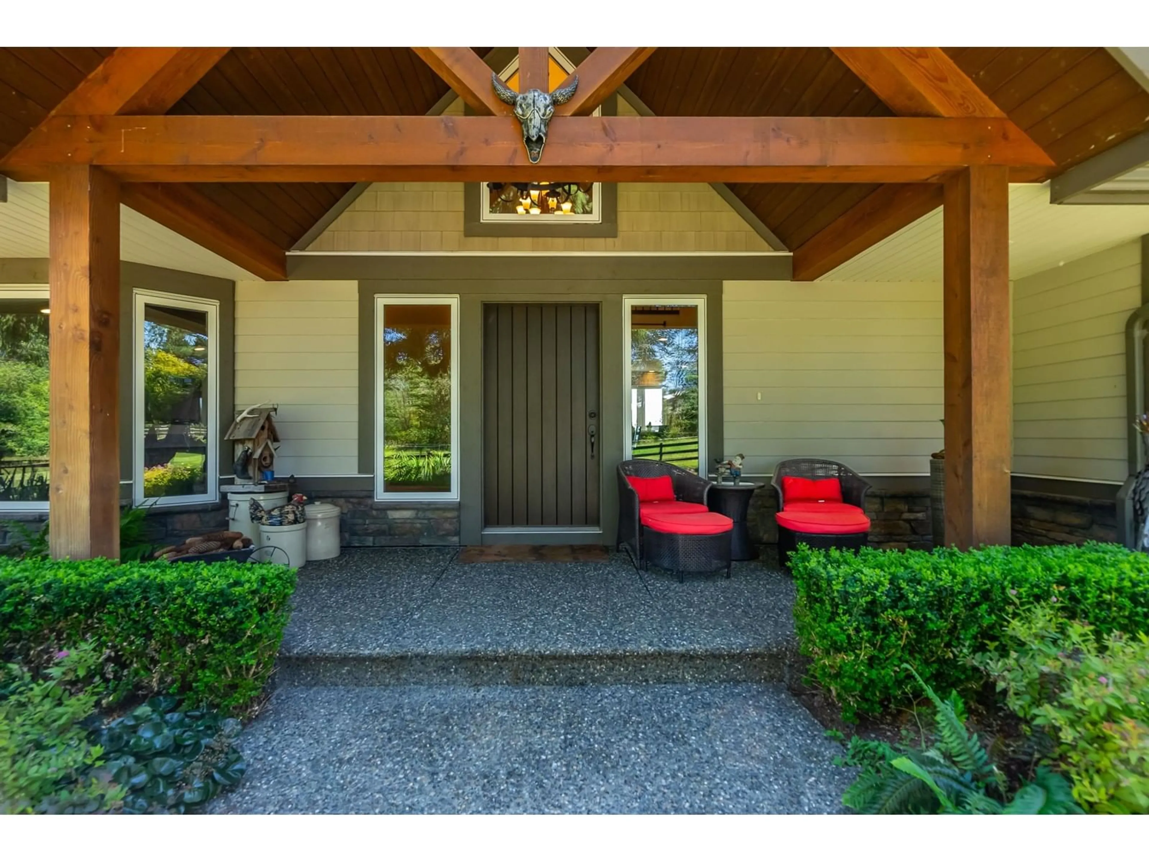 Indoor entryway, wood floors for 25520 32 AVENUE, Langley British Columbia V4W1Y2