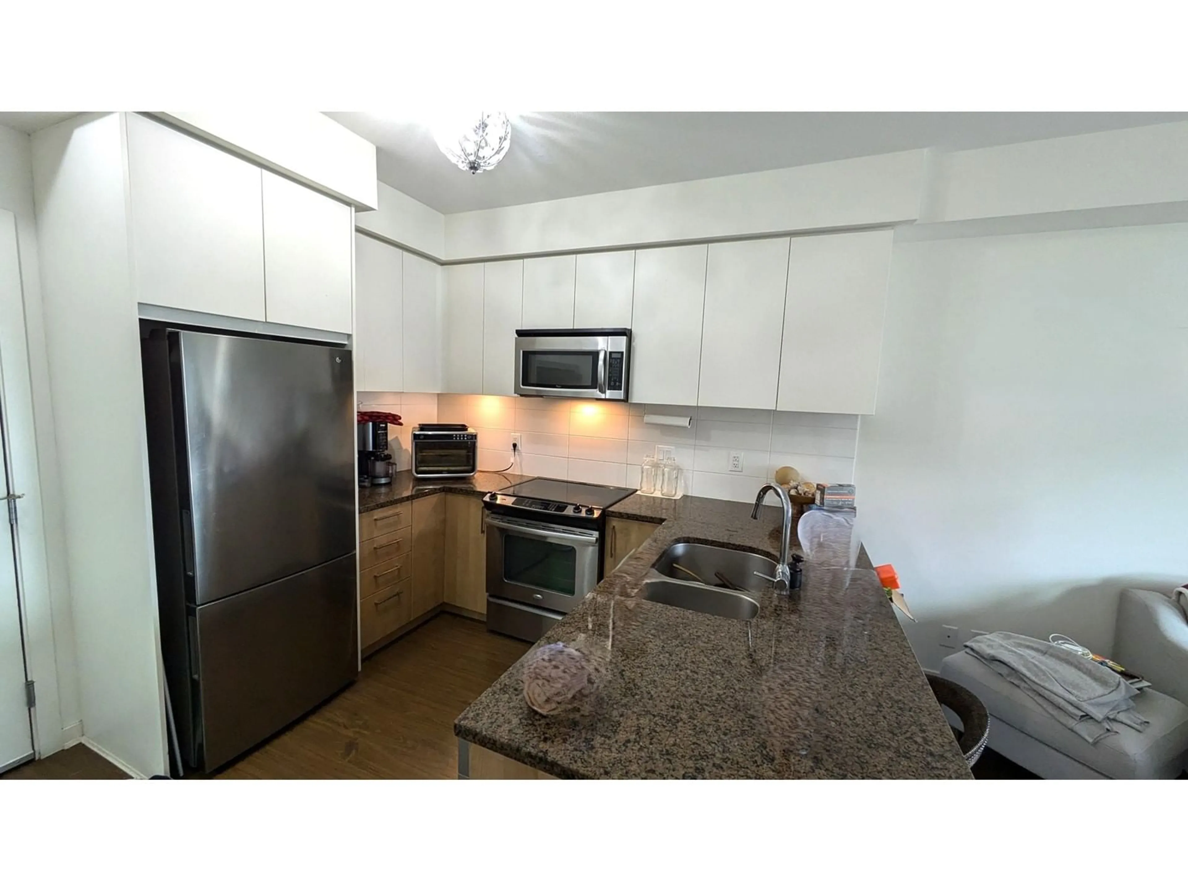 Standard kitchen for 306 6450 194 STREET, Surrey British Columbia V4N6J8