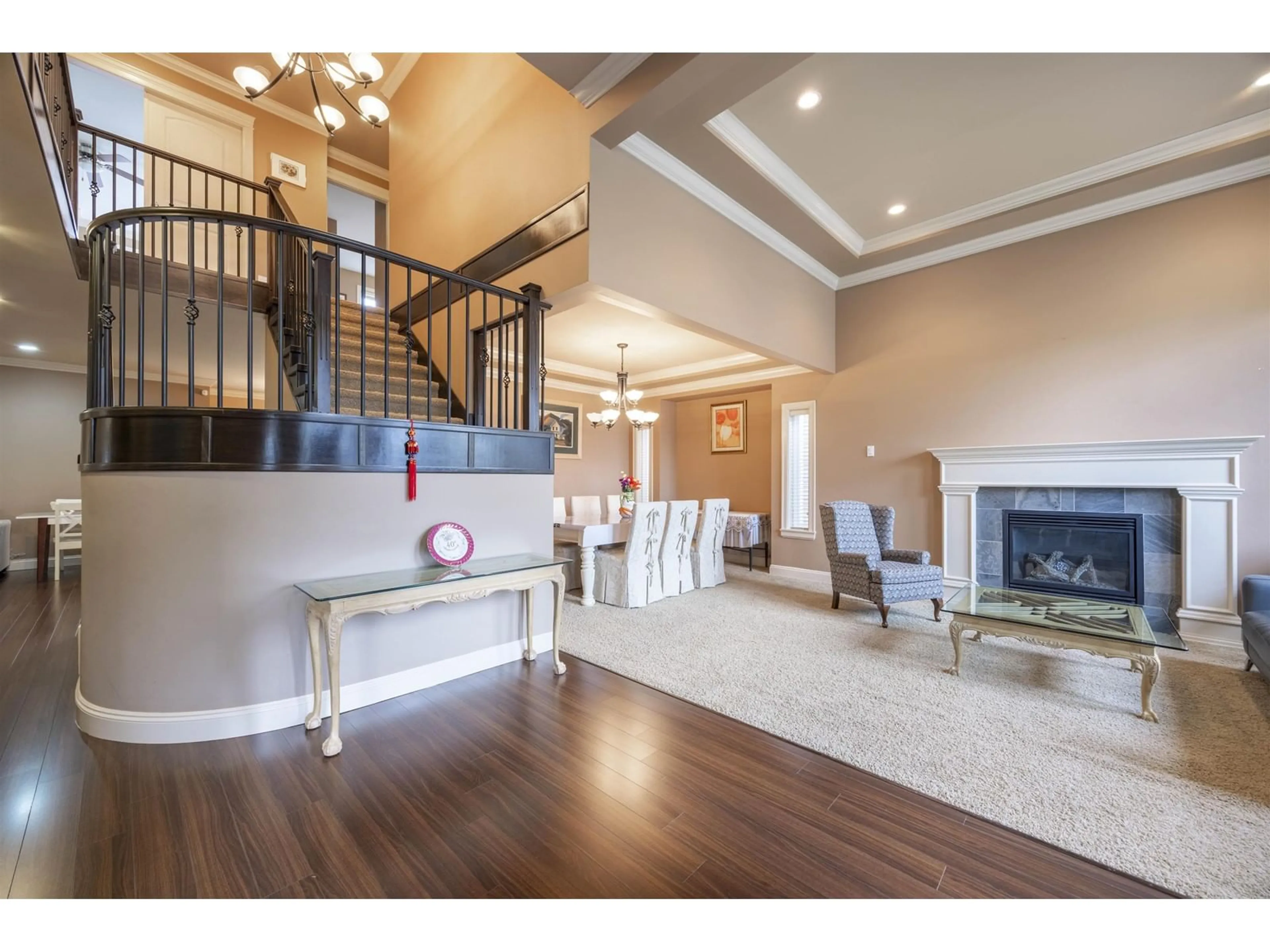 Indoor foyer, wood floors for 19318 73 AVENUE, Surrey British Columbia V4N5Y1