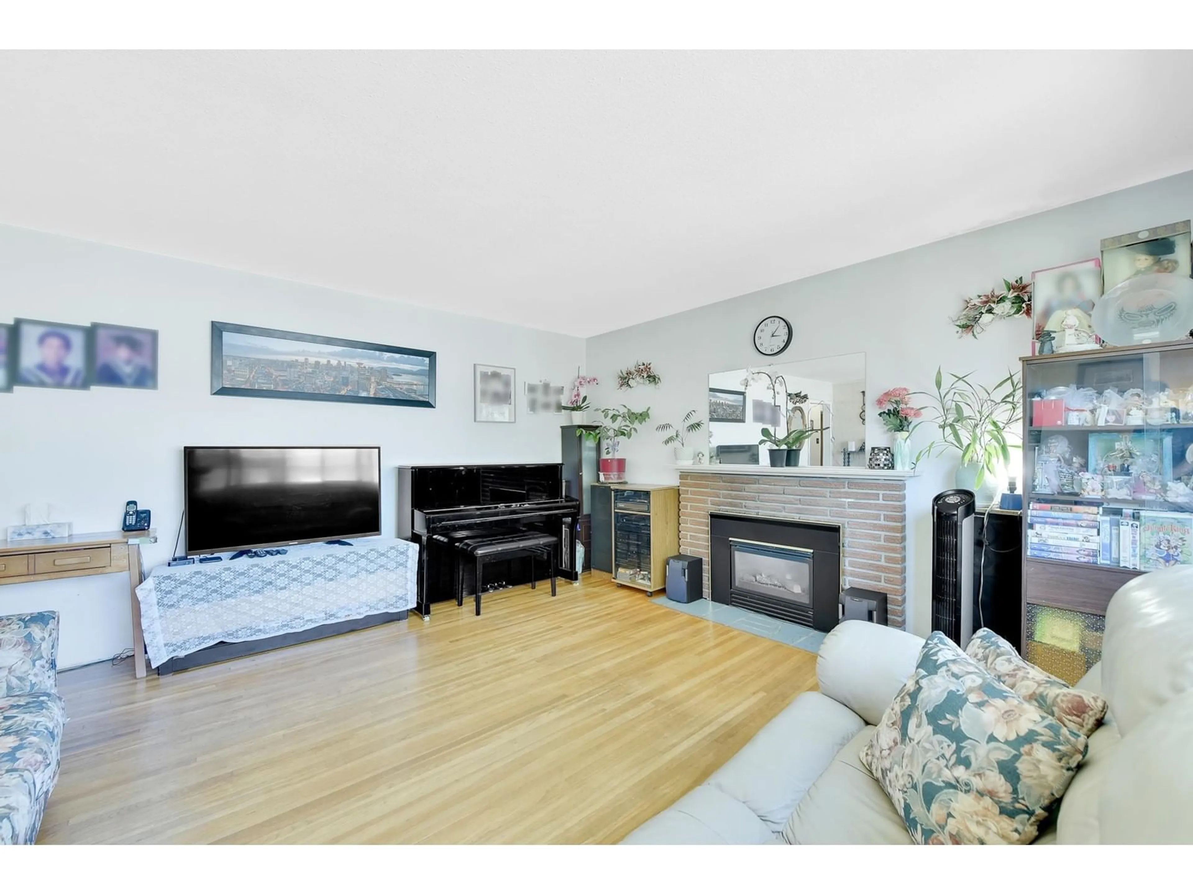 Living room, wood floors for 11059 146A STREET, Surrey British Columbia V3R3V3