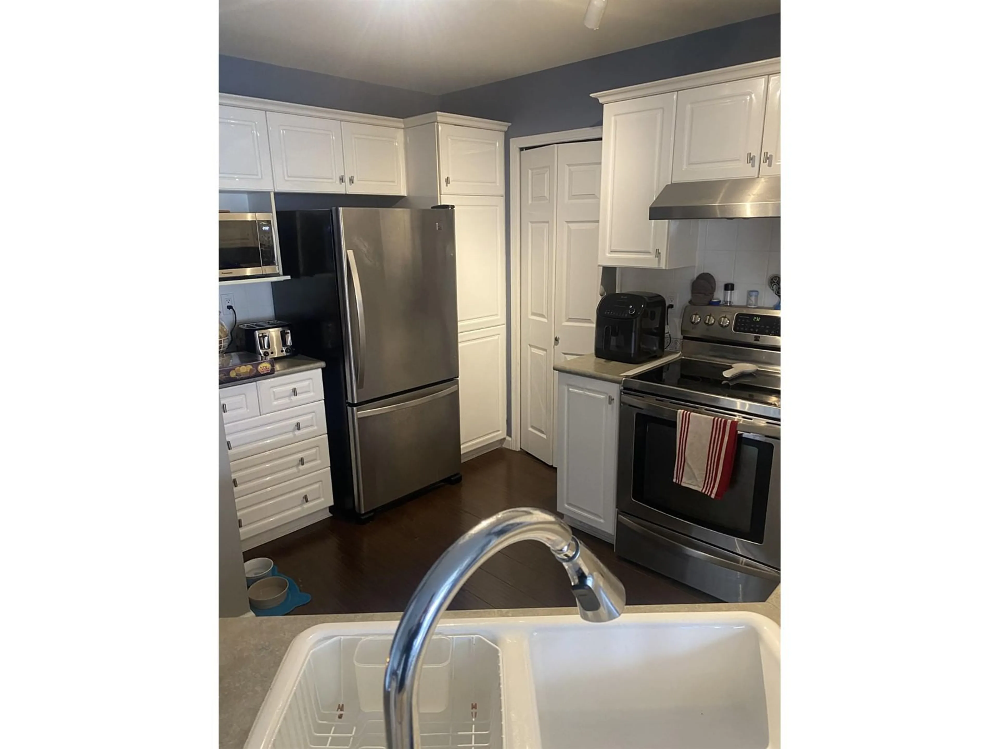 Standard kitchen, wood/laminate floor for 412 - 12125 75A, Surrey British Columbia V3W1B9