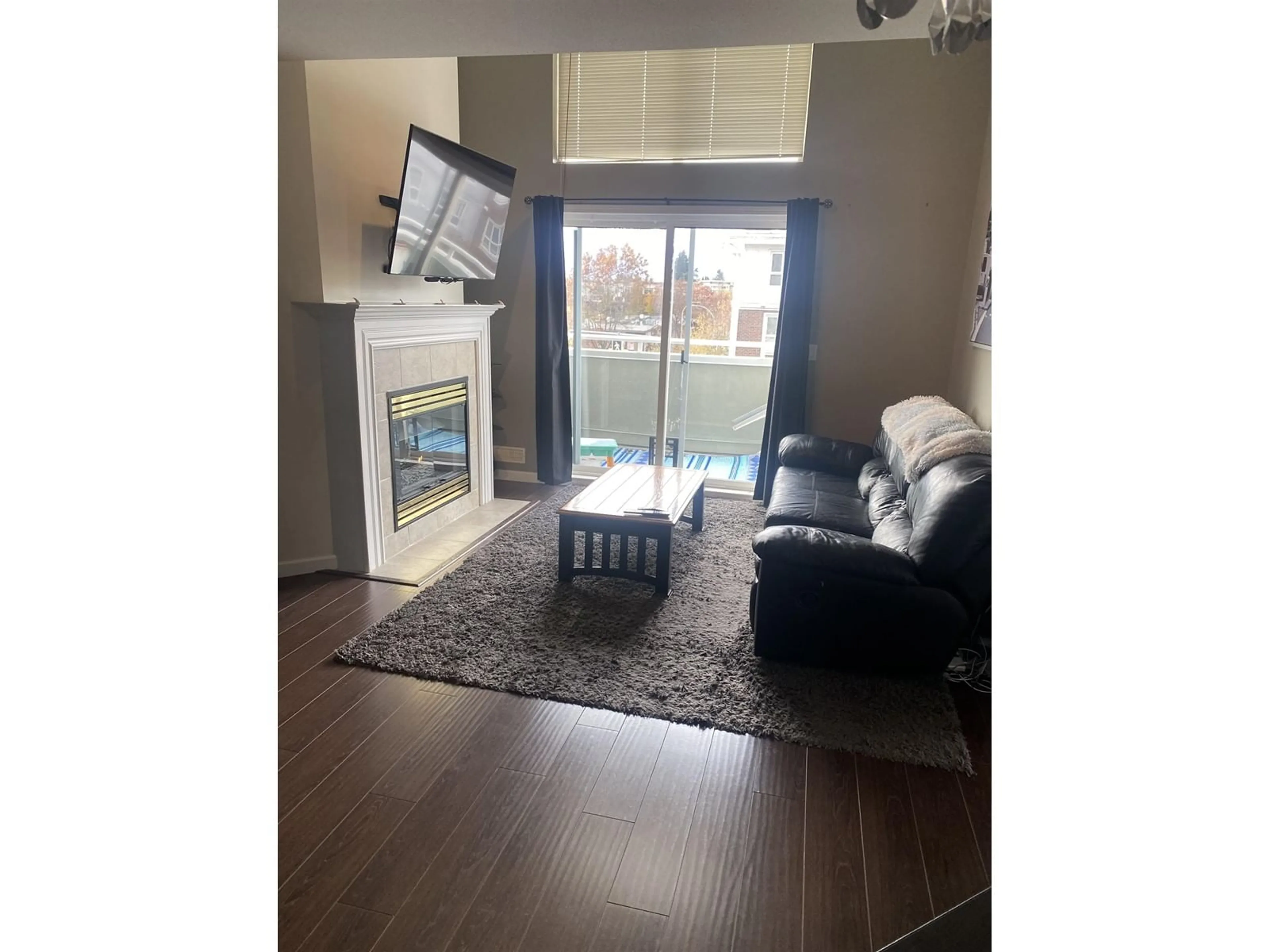 Living room with furniture, wood/laminate floor for 412 - 12125 75A, Surrey British Columbia V3W1B9