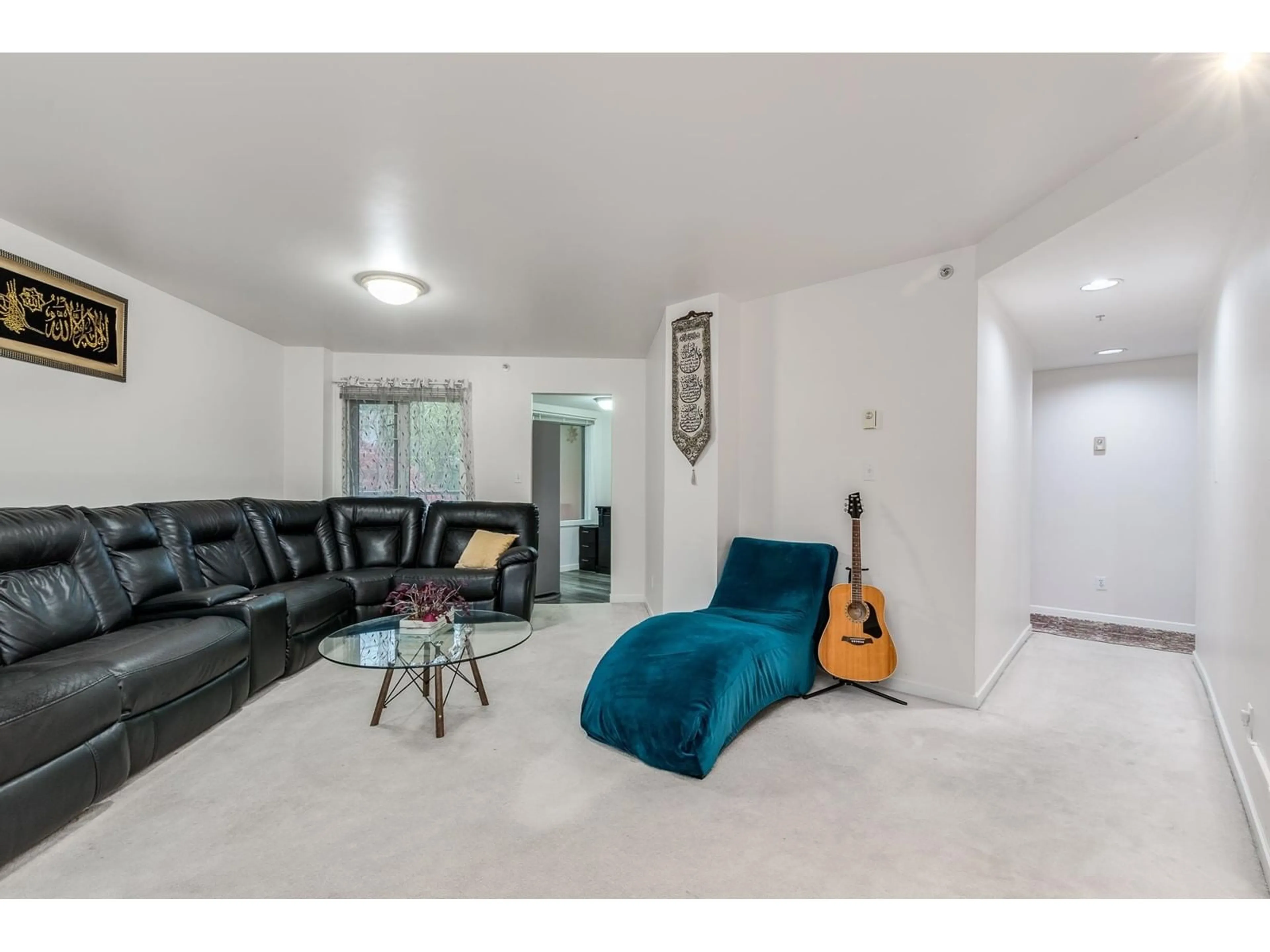 Living room, carpet floors for 201 9962 148 STREET, Surrey British Columbia V3R0P9