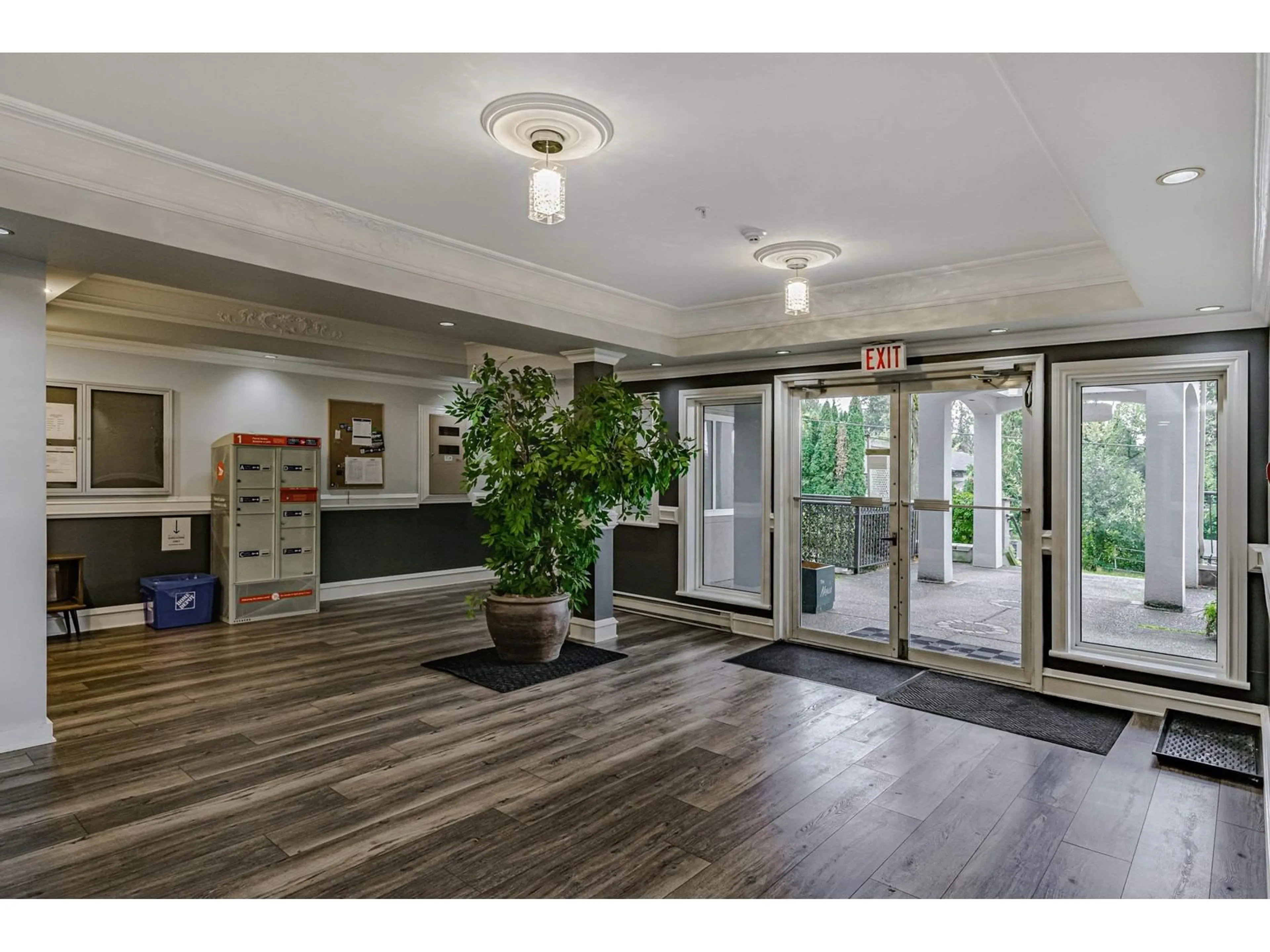 Indoor lobby, wood floors for 408 34101 OLD YALE ROAD, Abbotsford British Columbia V2S2K4