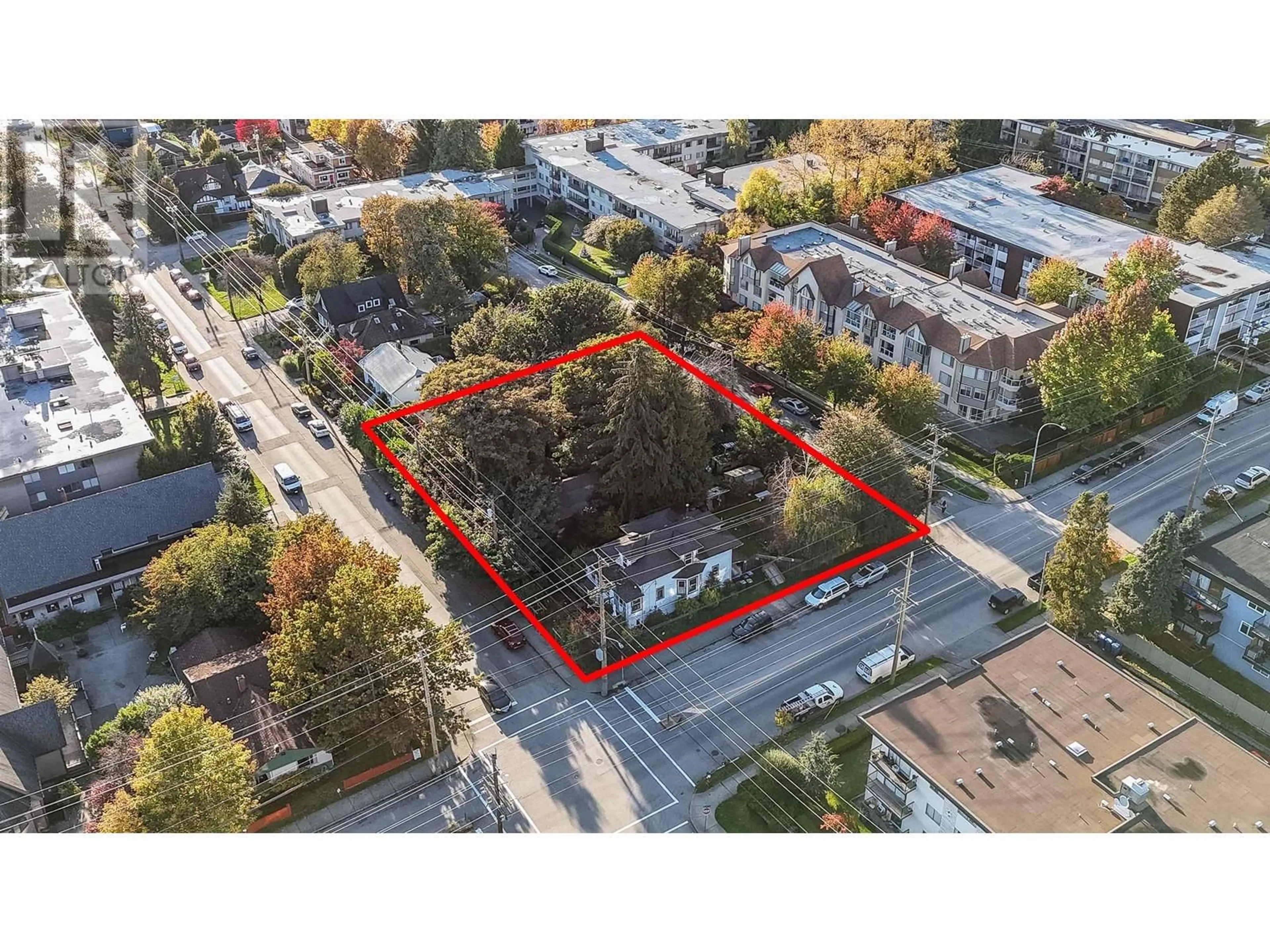A pic from outside/outdoor area/front of a property/back of a property/a pic from drone, street for 506 TENTH STREET, New Westminster British Columbia V3M1Y4