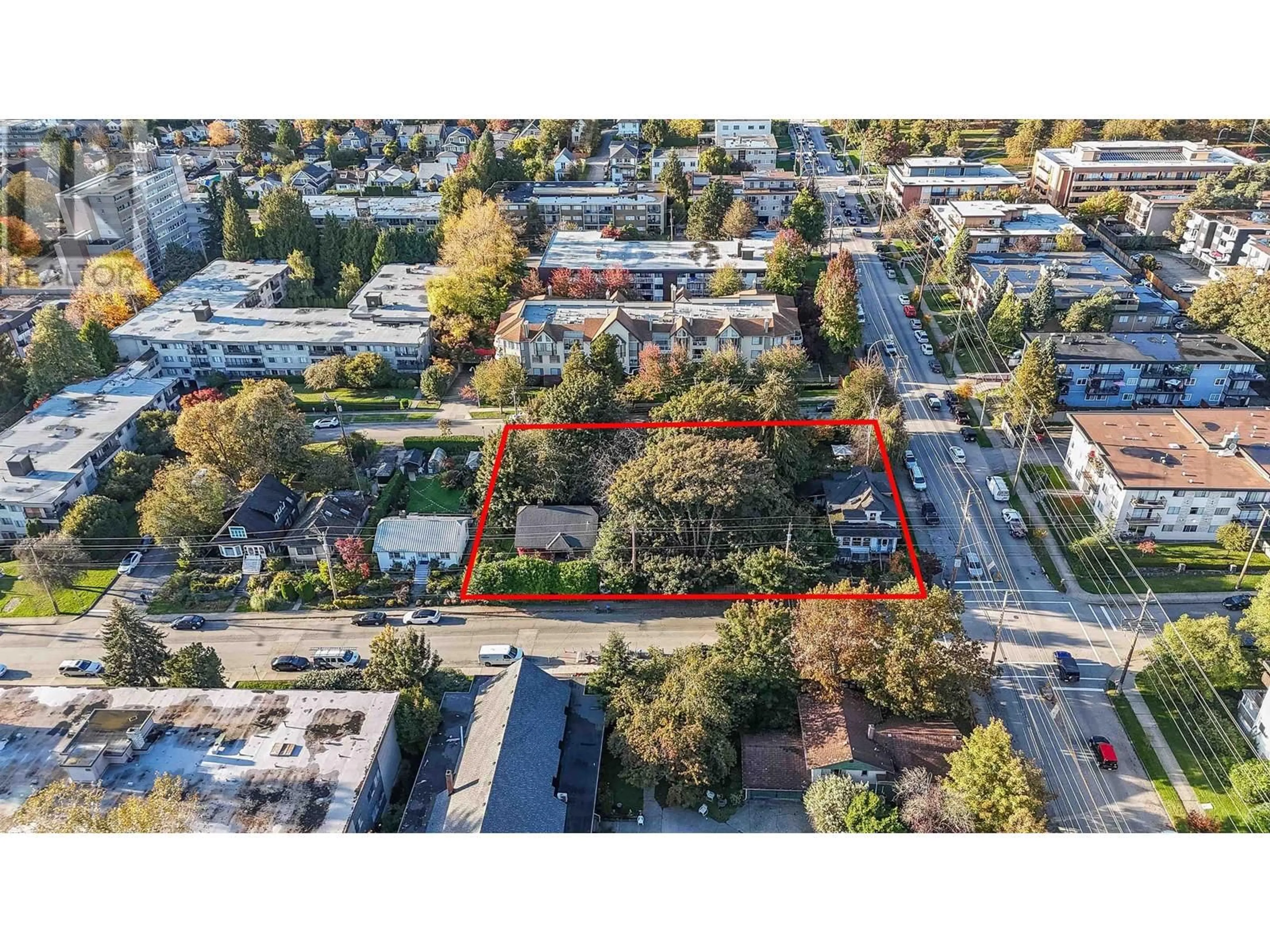 A pic from outside/outdoor area/front of a property/back of a property/a pic from drone, street for 506 TENTH STREET, New Westminster British Columbia V3M1Y4