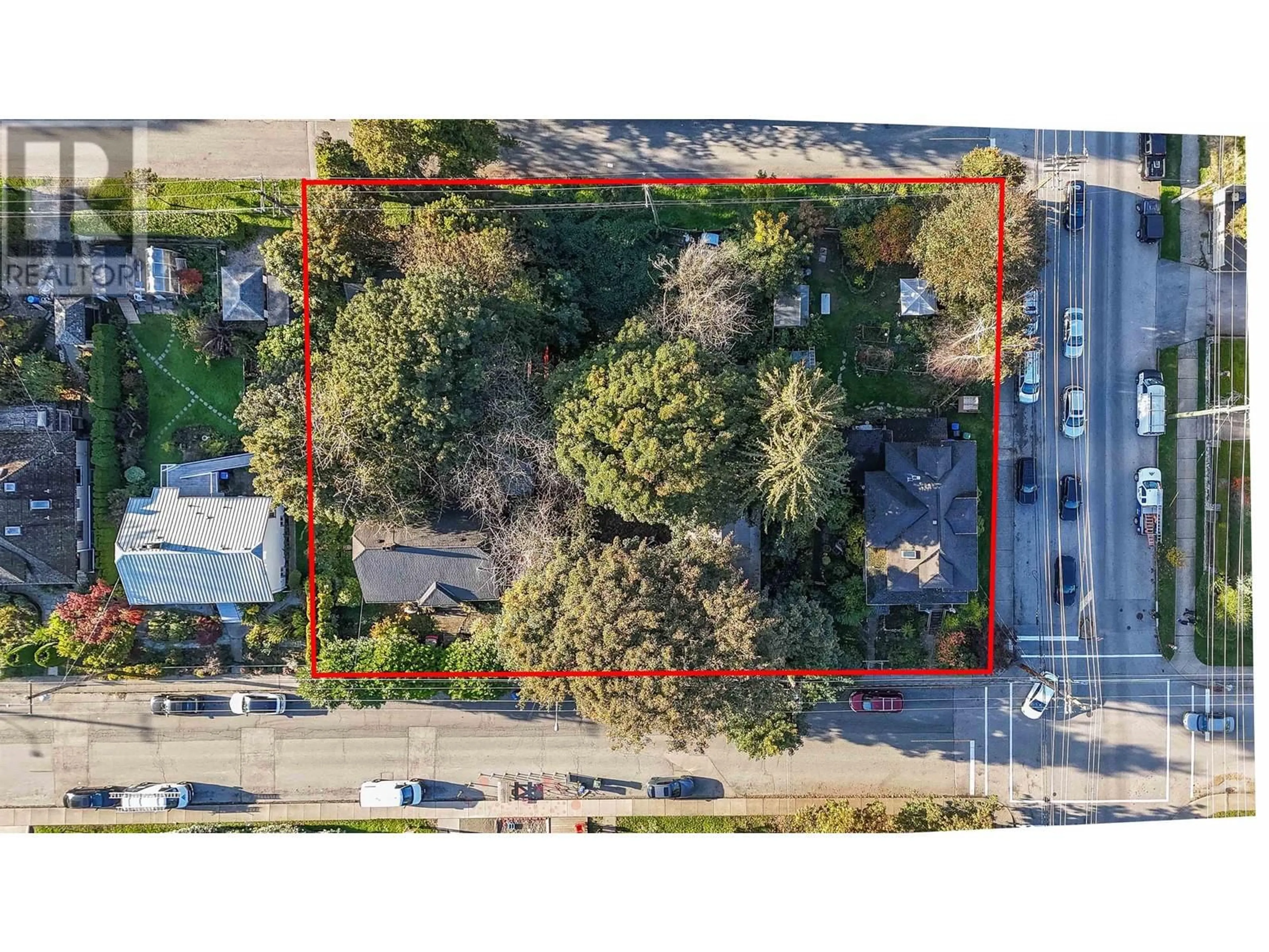 A pic from outside/outdoor area/front of a property/back of a property/a pic from drone, street for 506 TENTH STREET, New Westminster British Columbia V3M1Y4