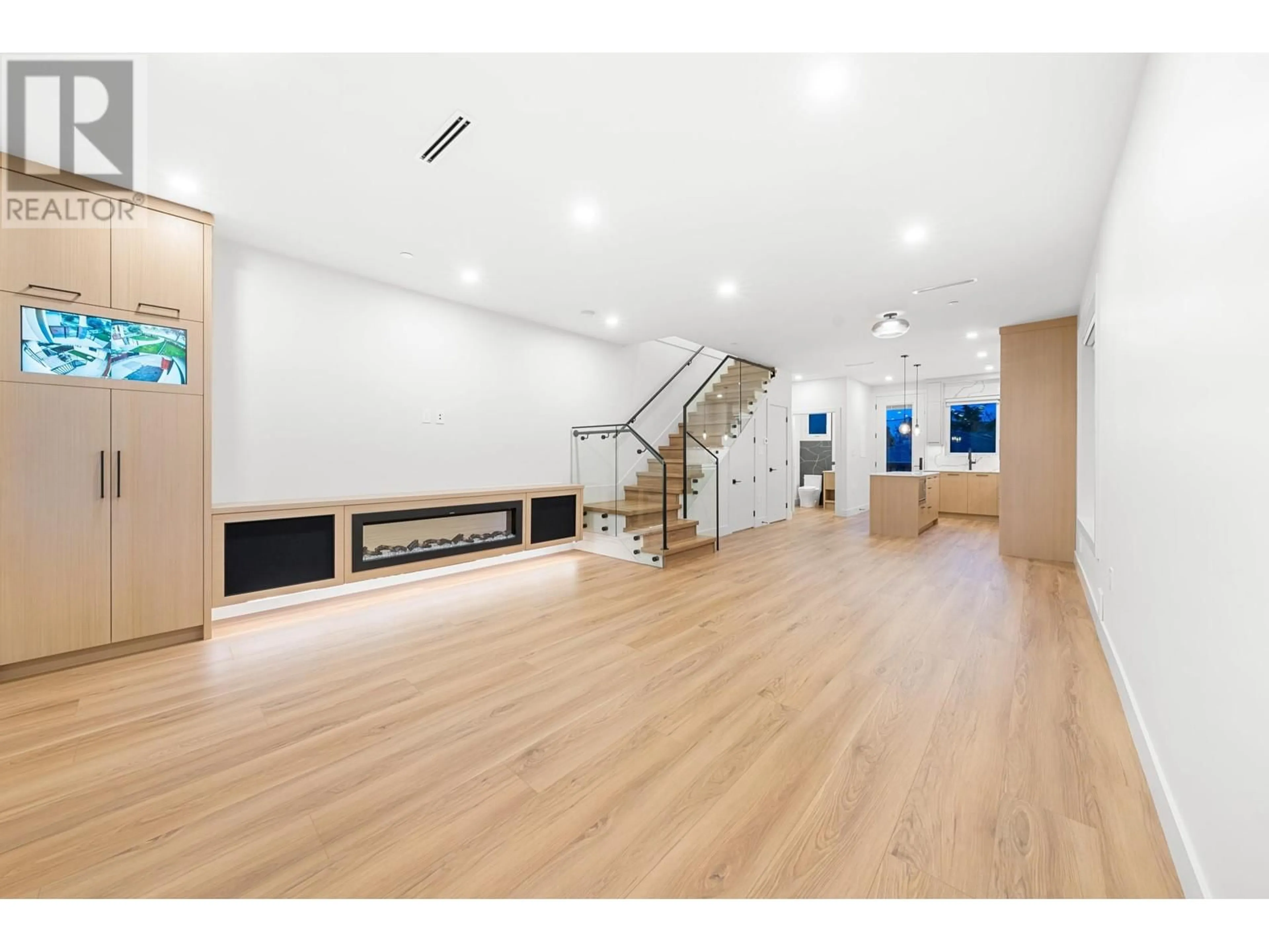 Indoor foyer, wood floors for 1810 E 55TH AVENUE, Vancouver British Columbia V5P2A1