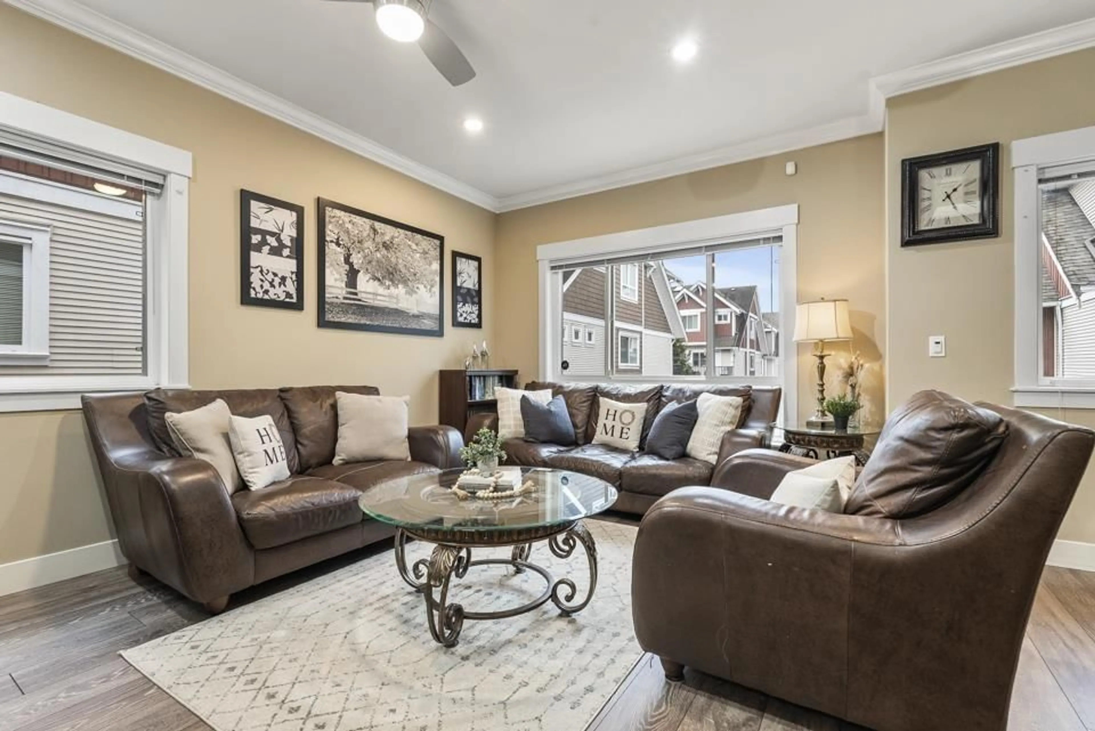 Living room, wood floors for 4 7298 199A STREET, Langley British Columbia V2Y0H9