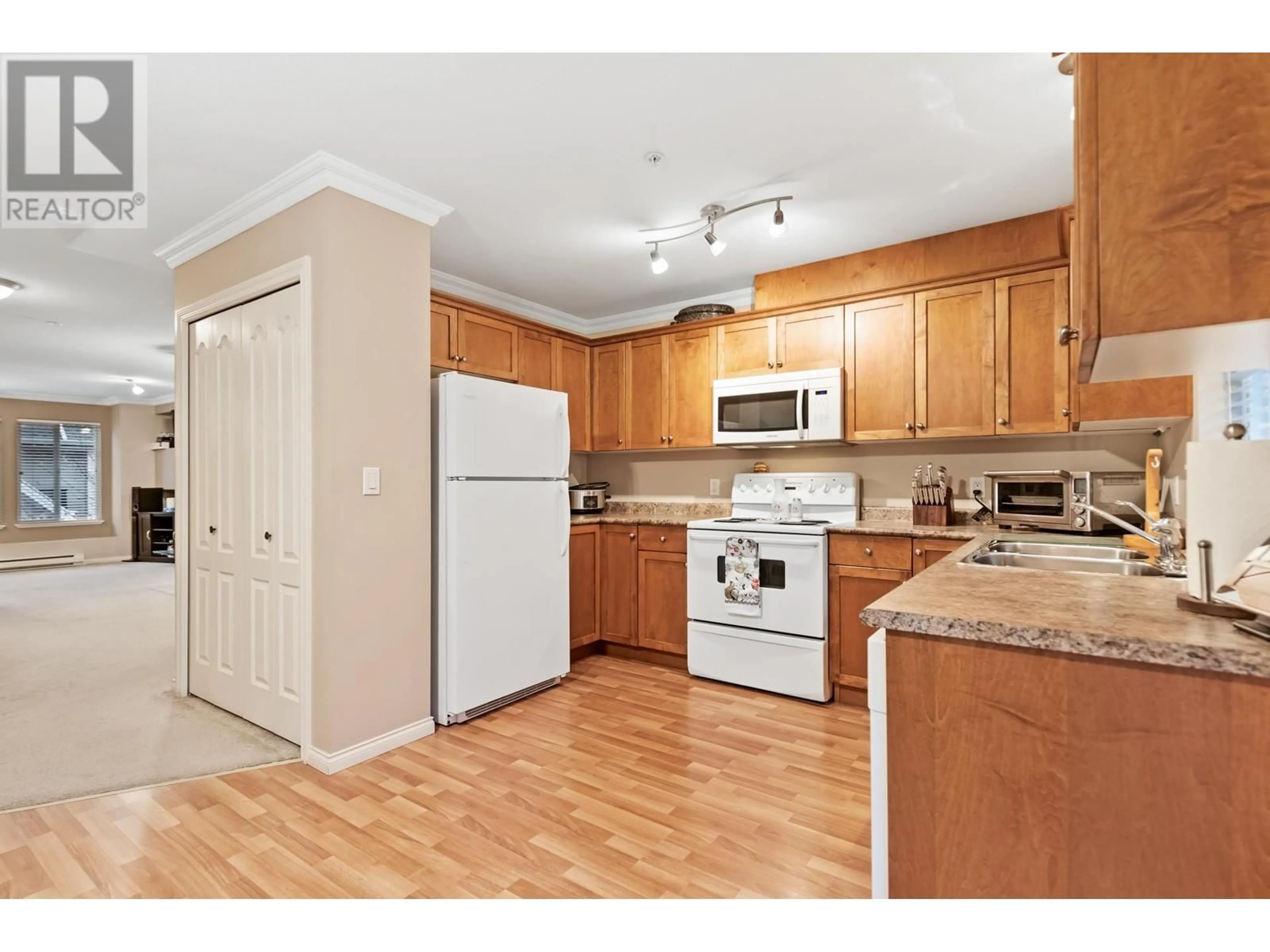 Standard kitchen, wood floors, cottage for 3 19141 124 AVENUE, Pitt Meadows British Columbia V3Y2V6