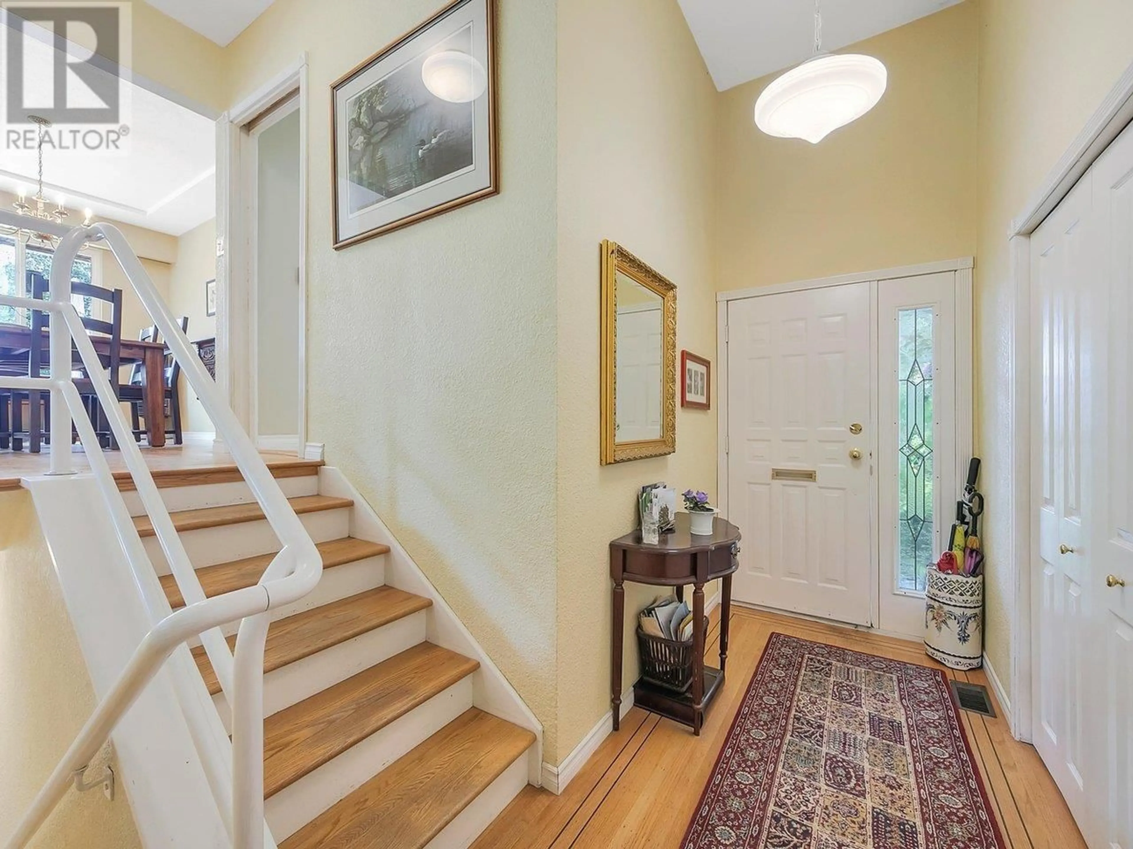 Indoor foyer, wood floors for 430 GENOA CRESCENT, North Vancouver British Columbia V7N3B7