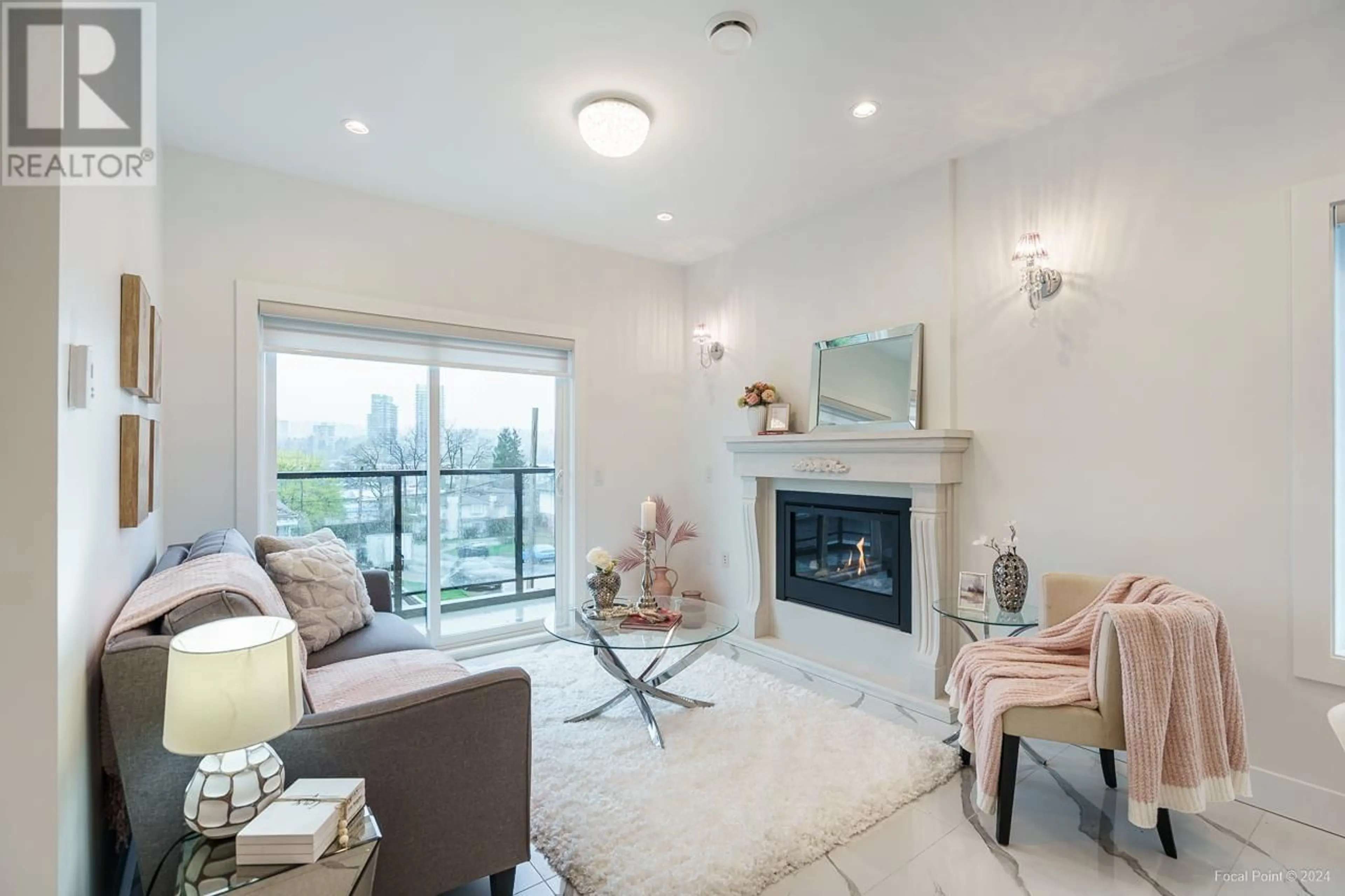 Living room, wood floors for 3087 ROYAL OAK AVENUE, Burnaby British Columbia V5G1C8