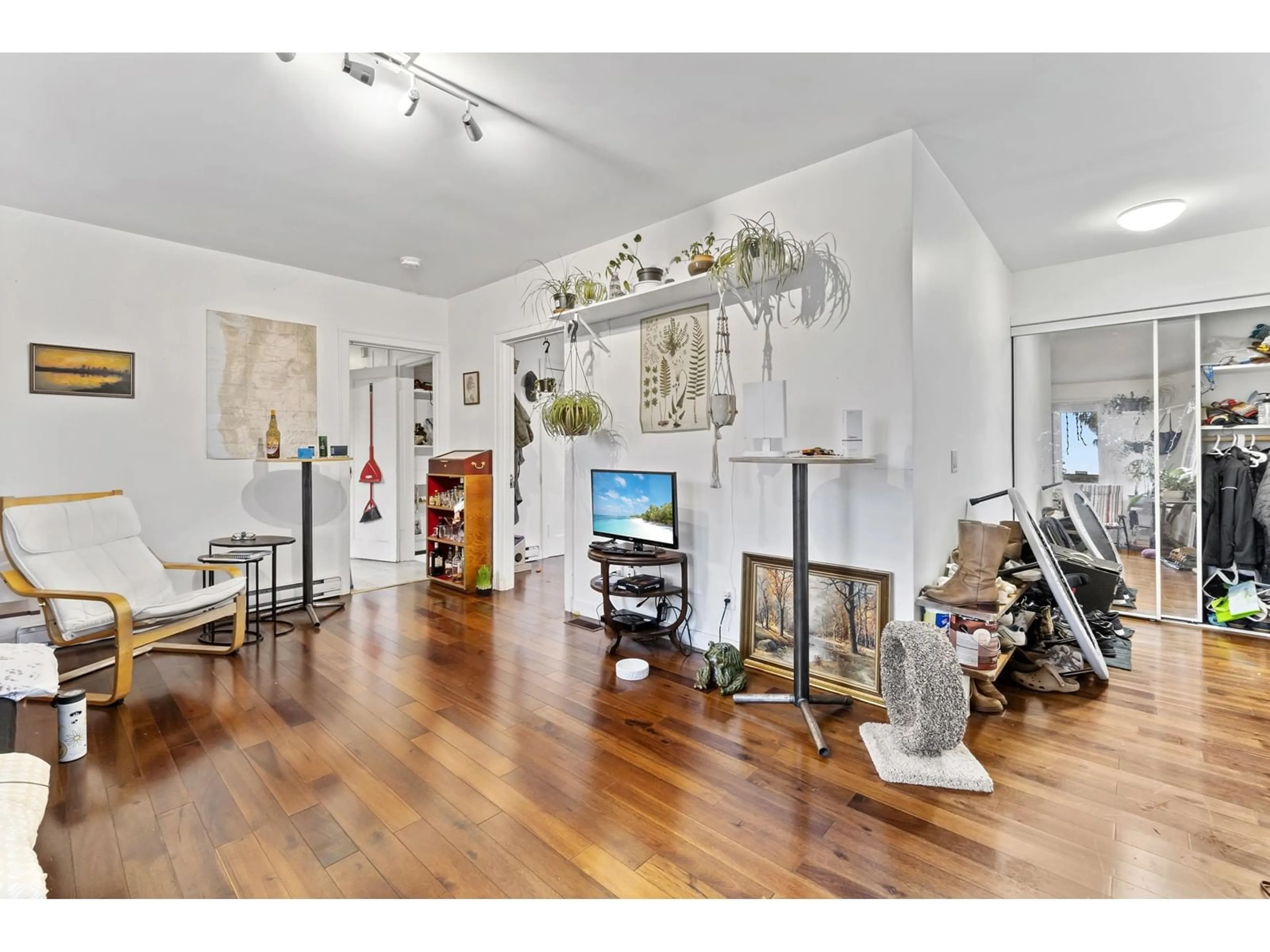 Indoor entryway, wood floors for 849 PARKER STREET, White Rock British Columbia V4B4R3