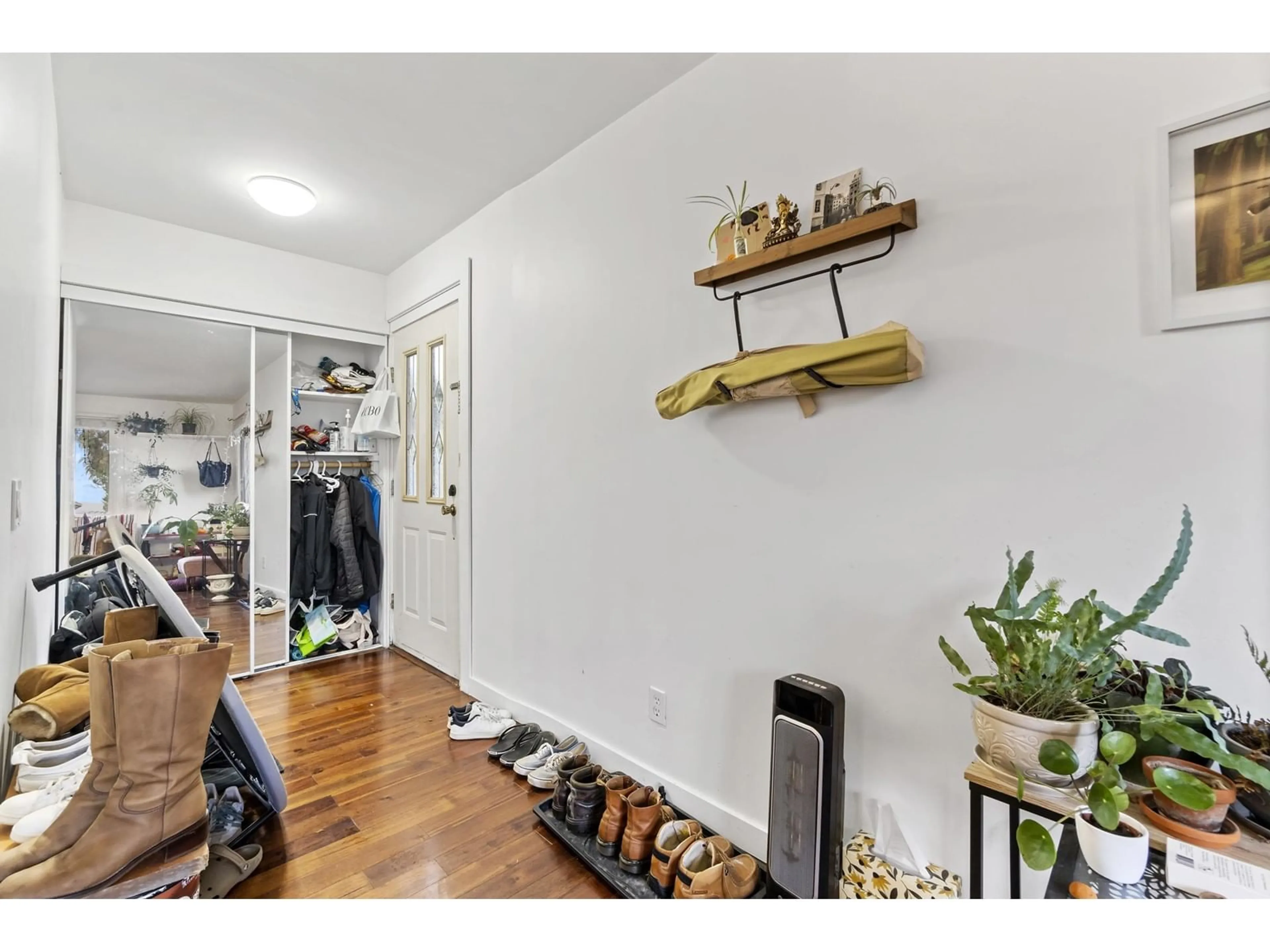 Indoor entryway, wood floors for 849 PARKER STREET, White Rock British Columbia V4B4R3