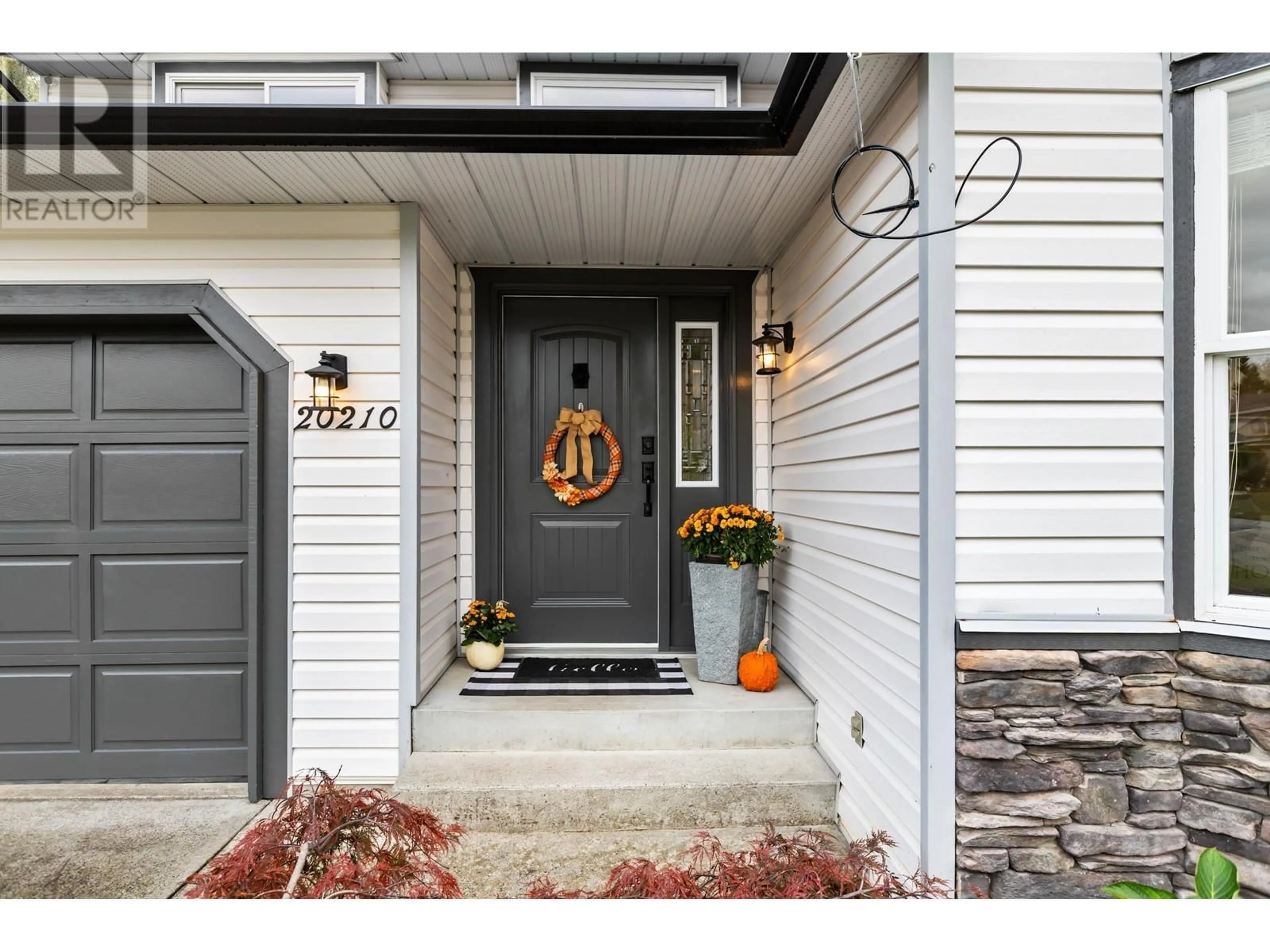 Indoor entryway, wood floors for 20210 121 AVENUE, Maple Ridge British Columbia V2X9P1