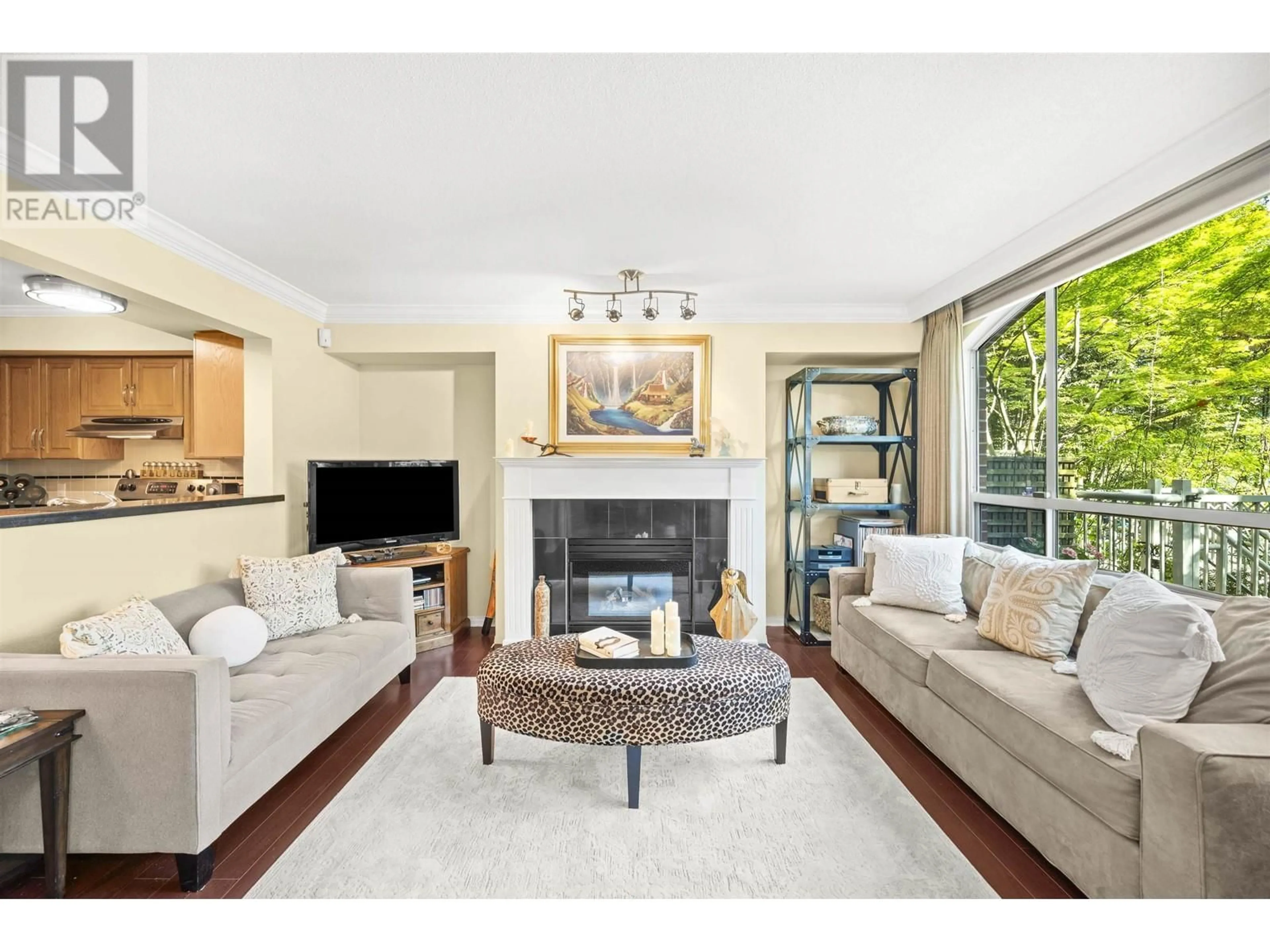 Living room, wood floors for 100 1111 HARO STREET, Vancouver British Columbia V6E1E3