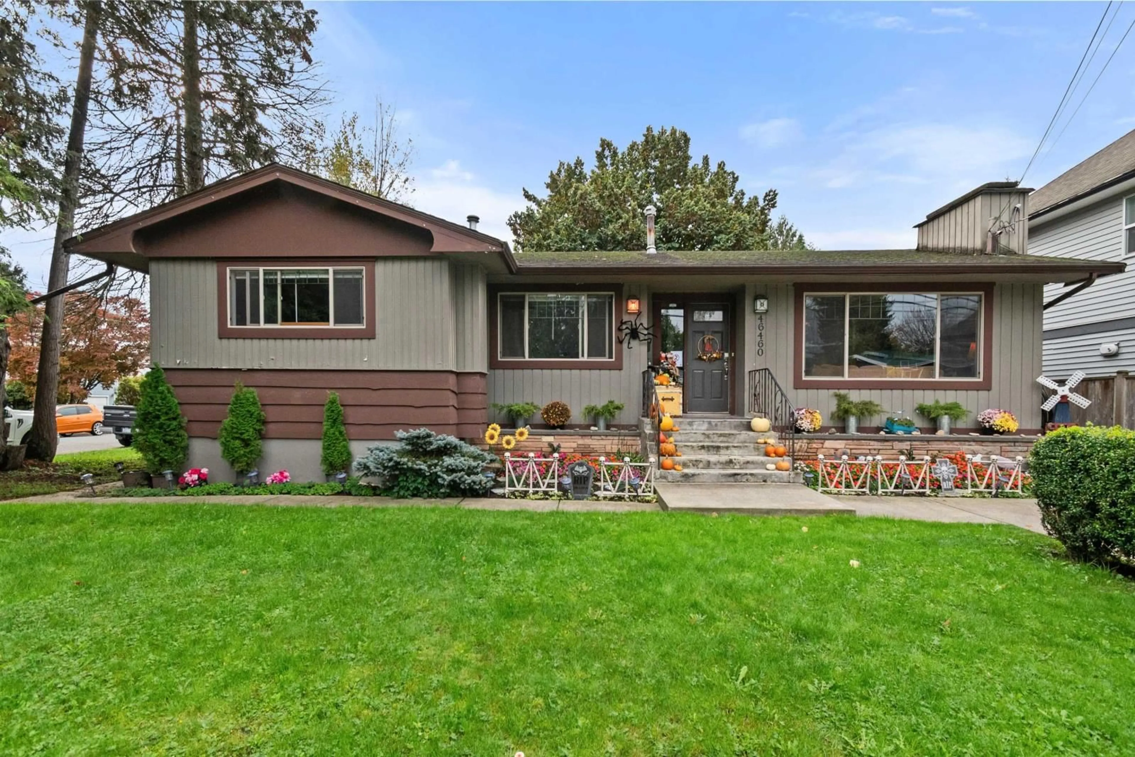 Home with vinyl exterior material, street for 46460 BROOKS AVENUE, Chilliwack British Columbia V2P1C5