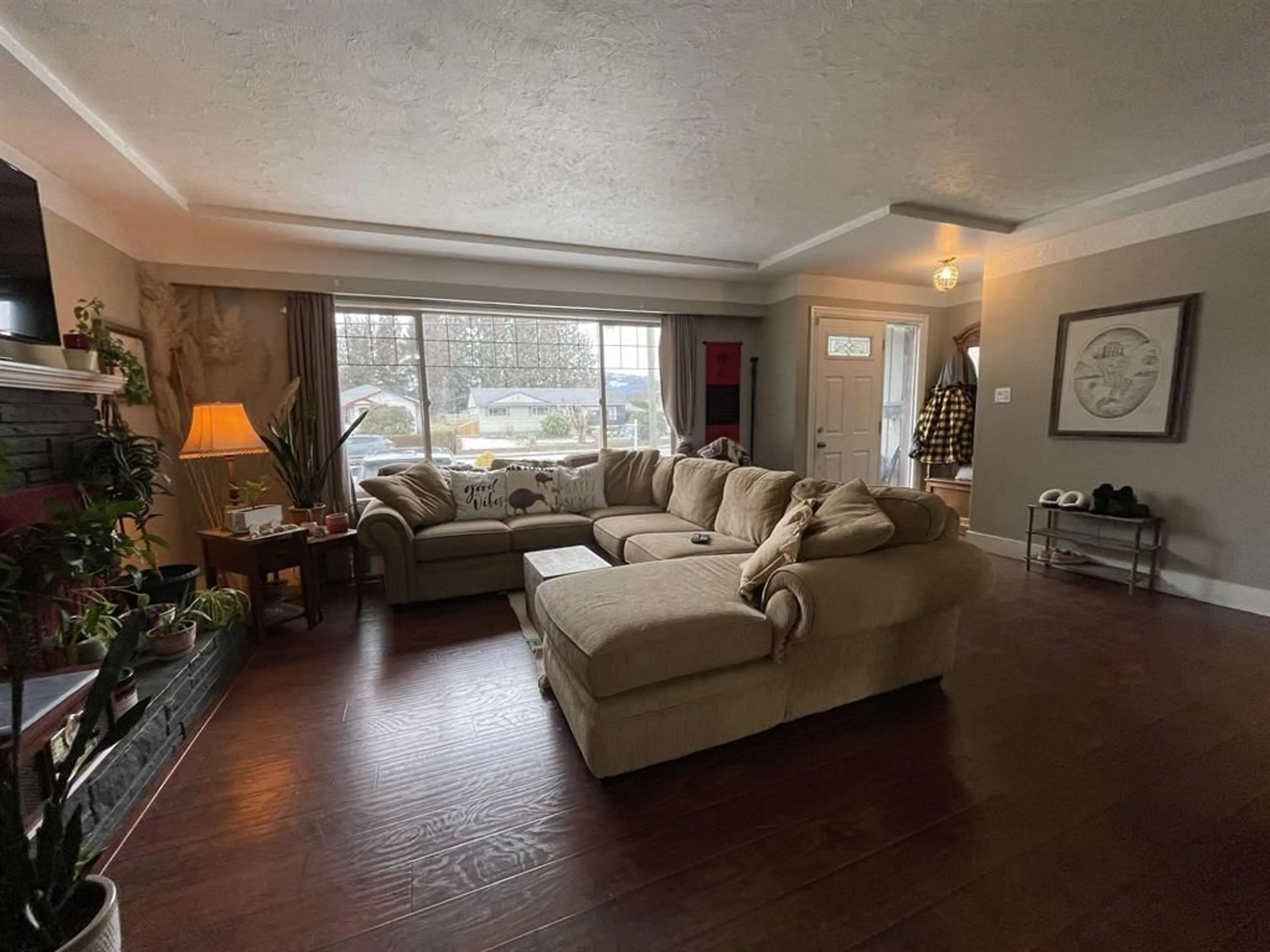 Living room, wood floors for 46460 BROOKS AVENUE, Chilliwack British Columbia V2P1C5