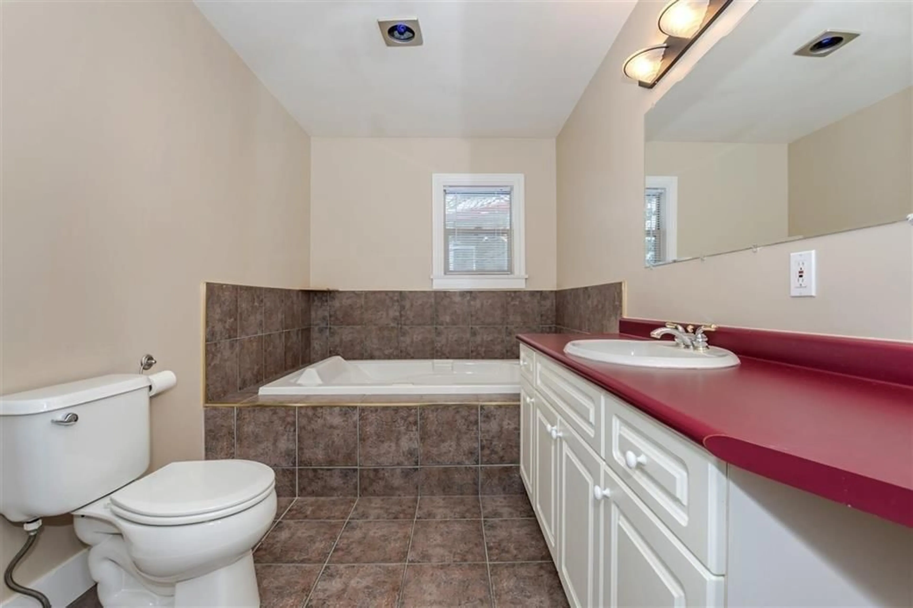 Standard bathroom, carpet floors for 46460 BROOKS AVENUE, Chilliwack British Columbia V2P1C5