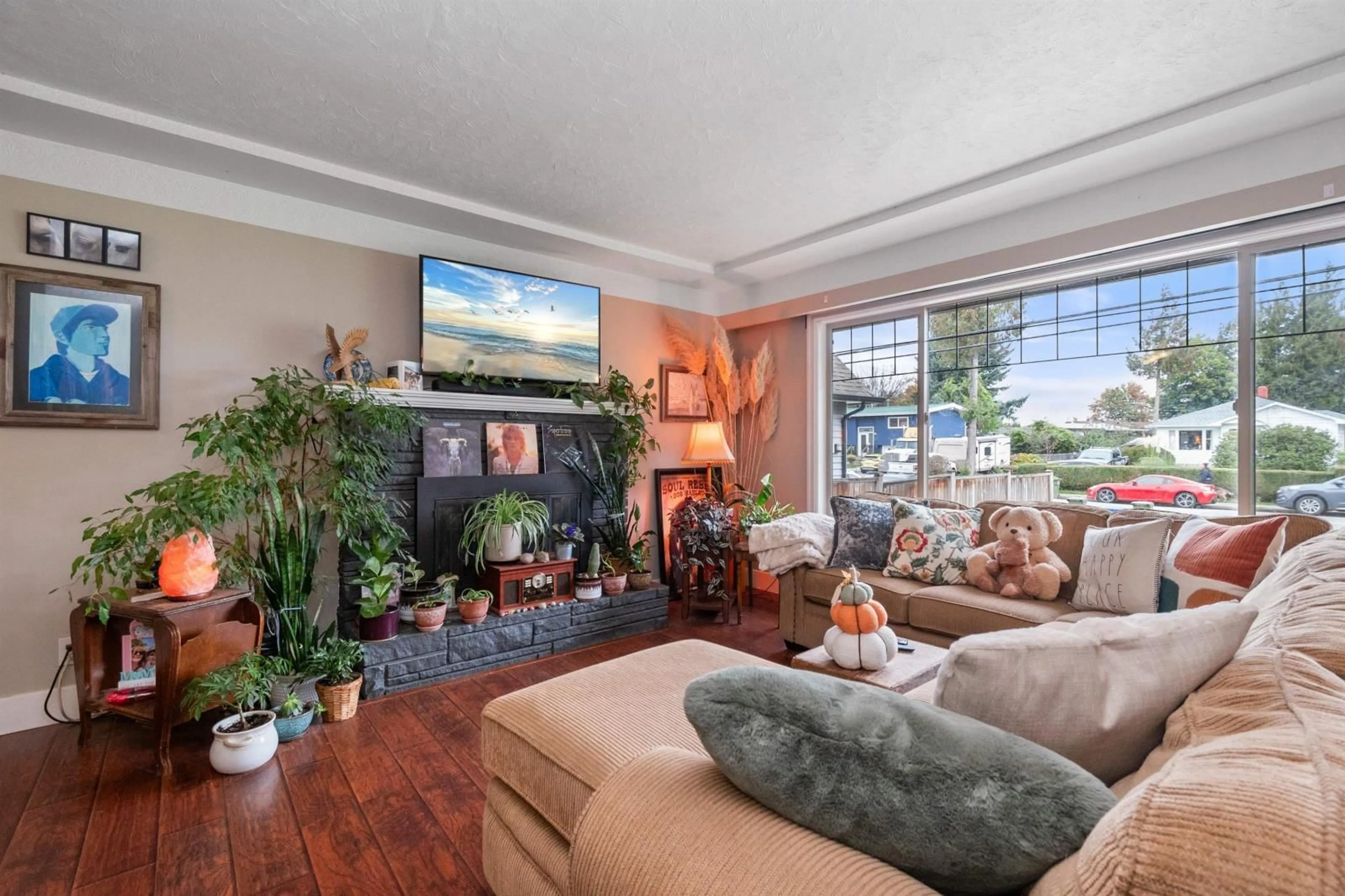 Living room, wood floors for 46460 BROOKS AVENUE, Chilliwack British Columbia V2P1C5