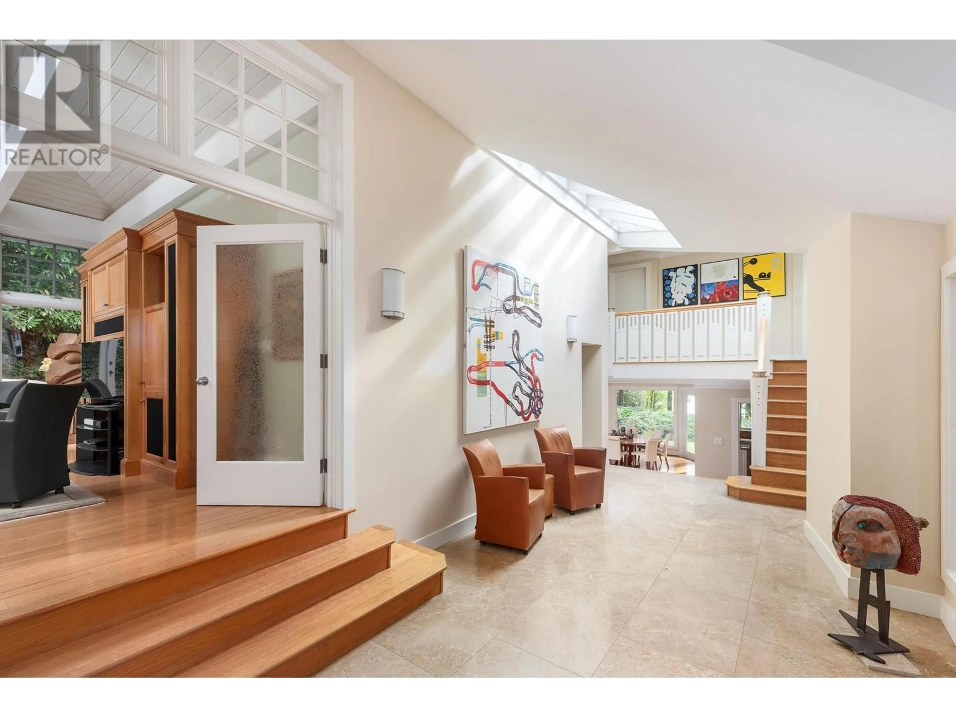 Indoor foyer, wood floors for 4708 DOGWOOD LANE, West Vancouver British Columbia V7W1J1