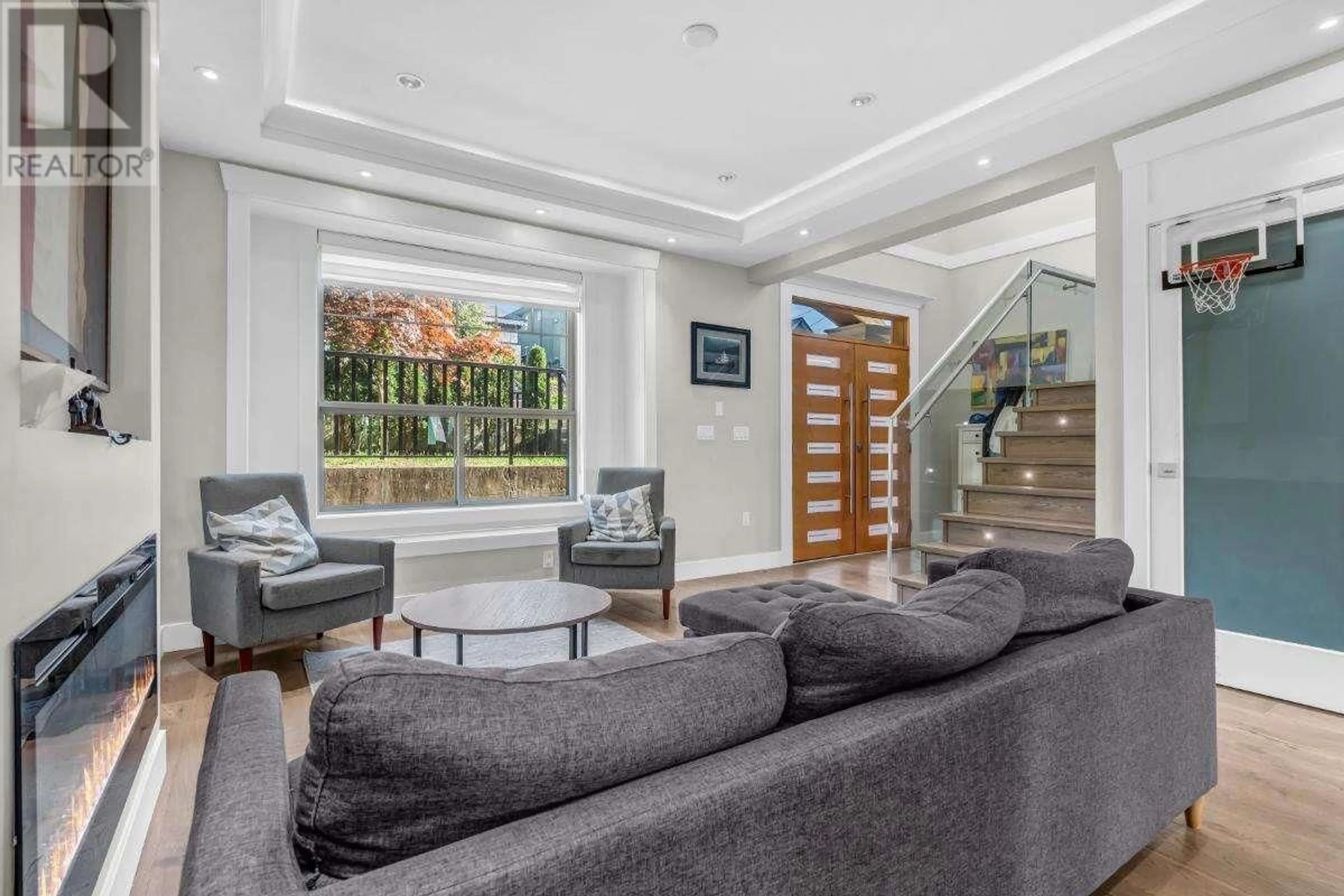 Indoor foyer for 175 DELTA AVENUE, Burnaby British Columbia V5B3C6