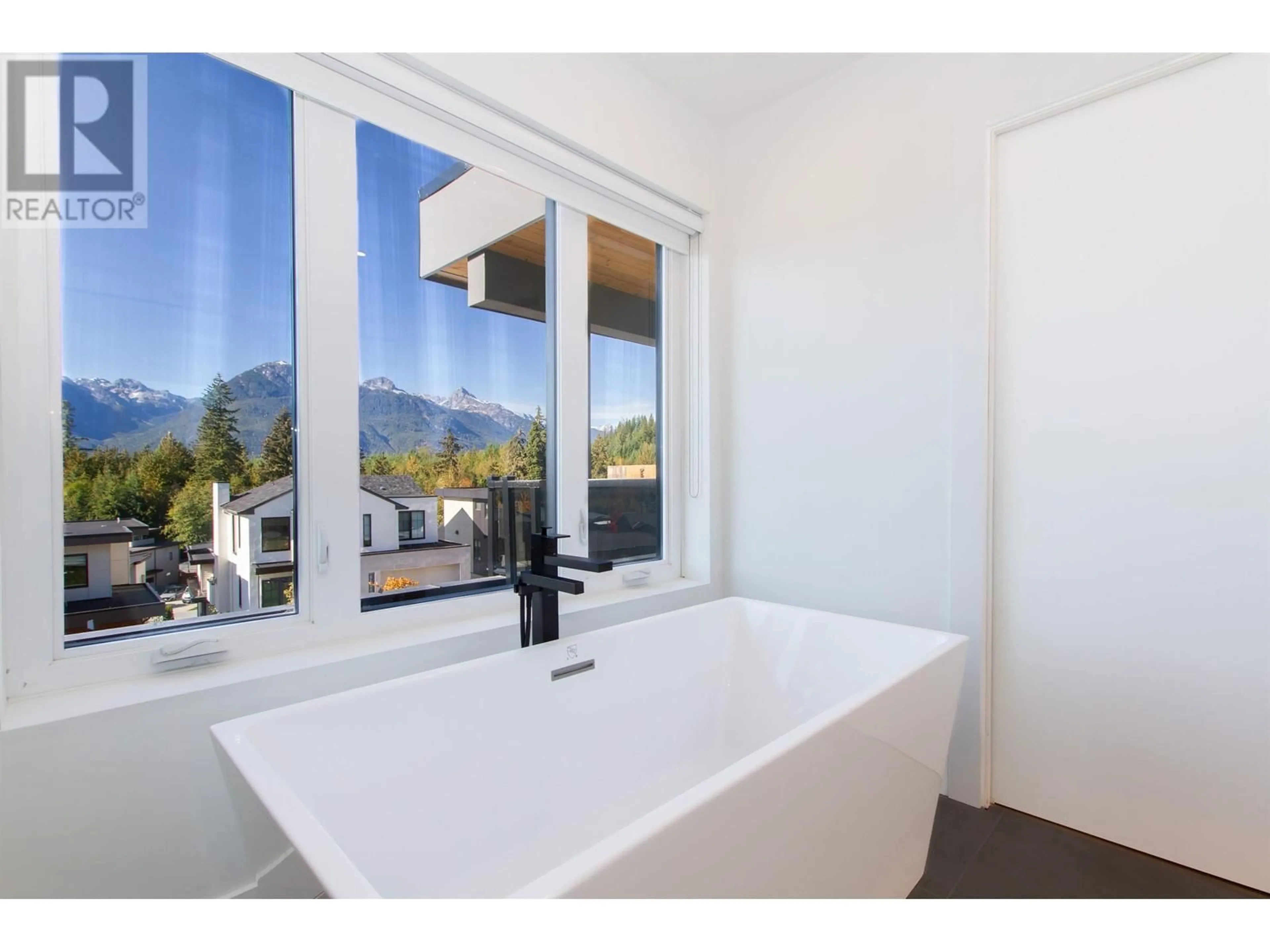 Contemporary bathroom, ceramic/tile floor for 8 3385 MAMQUAM ROAD, Squamish British Columbia V8B0E3