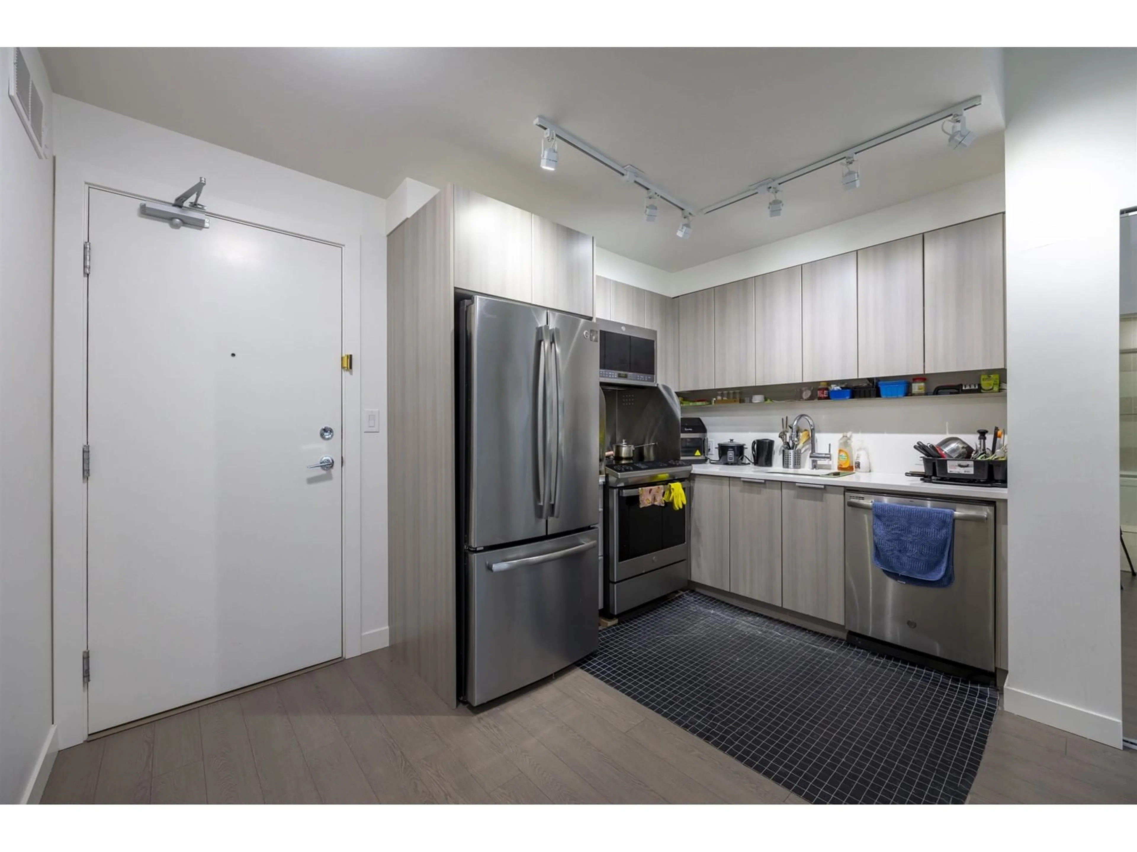 Standard kitchen, cement floor for 315 13308 CENTRAL AVENUE, Surrey British Columbia V3T0M4