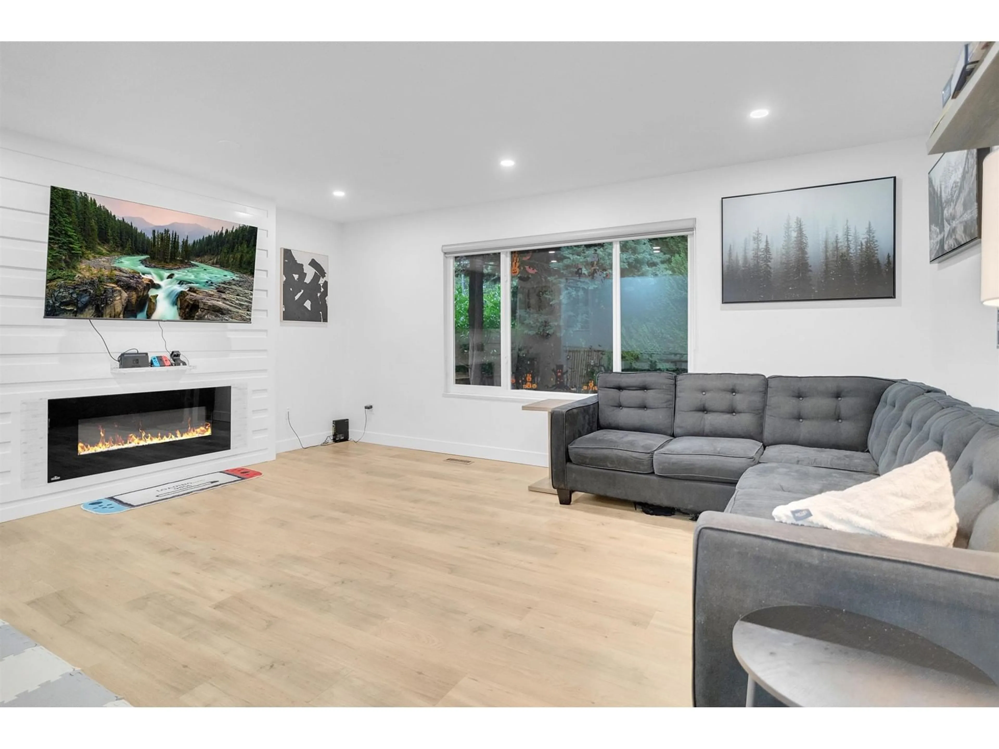 Living room, wood floors for 2042 BOWLER DRIVE, Surrey British Columbia V4A6S6